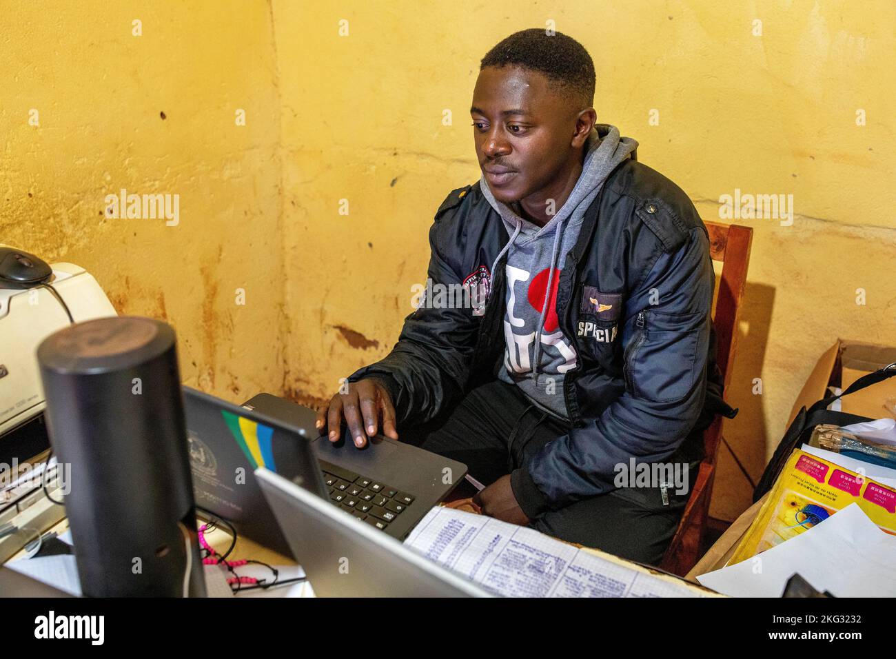 Junger Unternehmer in seinem Büro in der Nähe von Gicumbi, nördliche Provinz, Ruanda Stockfoto