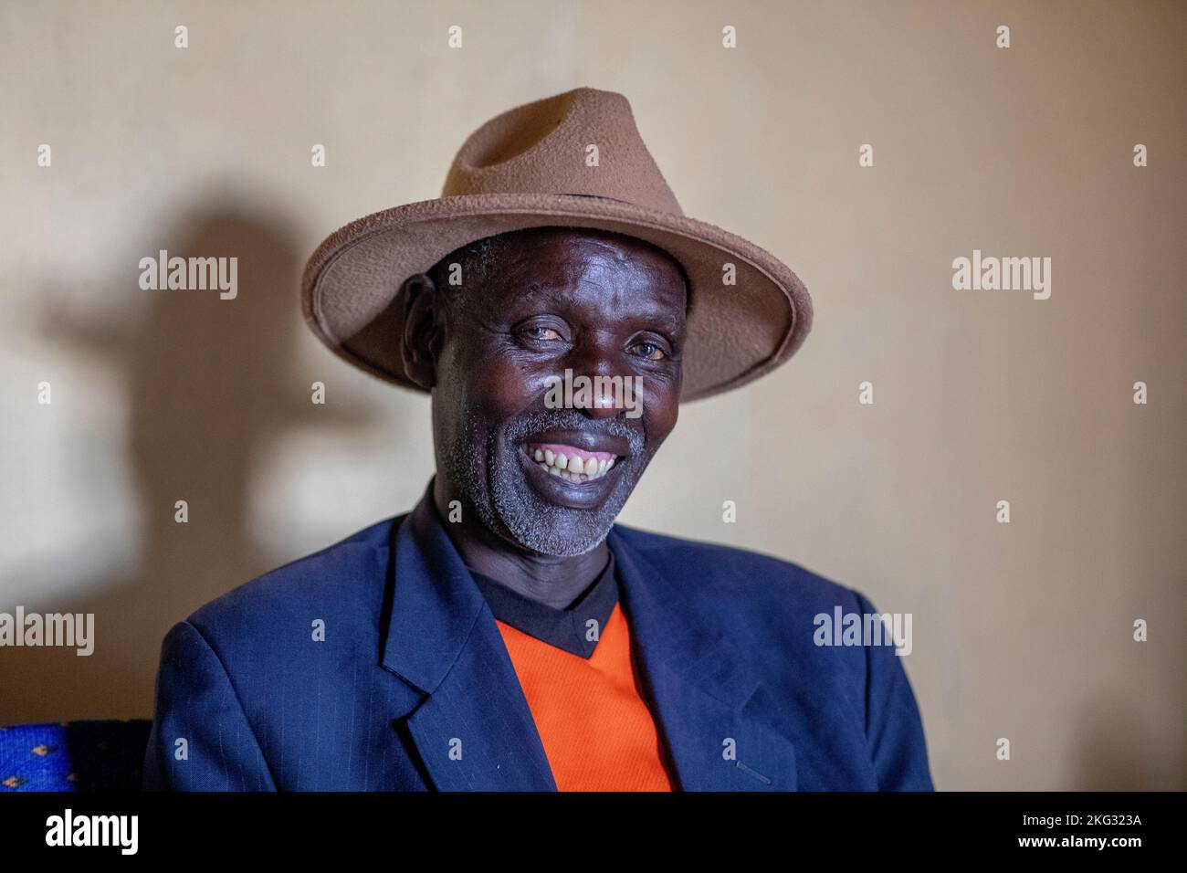 Lächelnder Mann mit Hut in einem Dorf in der Nähe von Gicumbi, nördliche Provinz, Ruanda Stockfoto