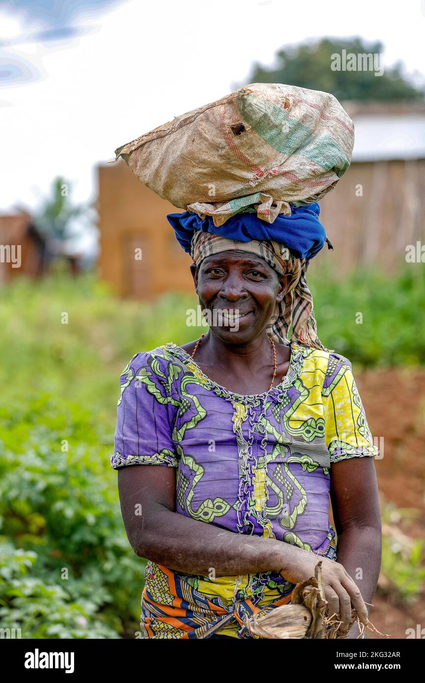 Frau, die im Norden Ruandas eine Tasche auf dem Kopf trägt Stockfoto