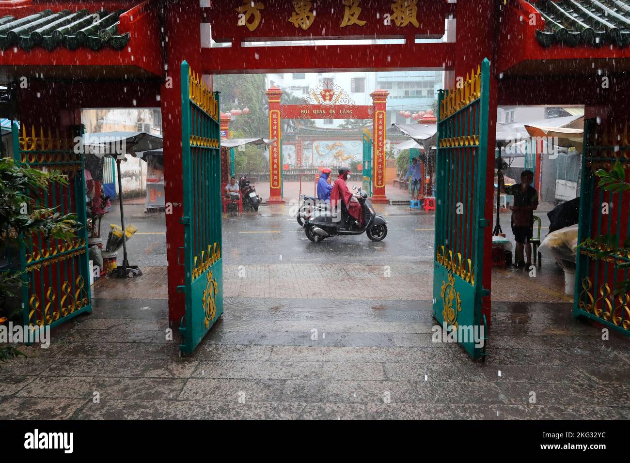 Quan am buddhistischer Tempel. Starker Regen während der Regenzeit. Motorrad. Ho-Chi-Minh-Stadt. Vietnam. Stockfoto