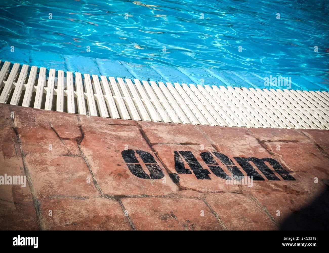 Rand eines Schwimmbades mit Tiefenmarkierungen Stockfoto