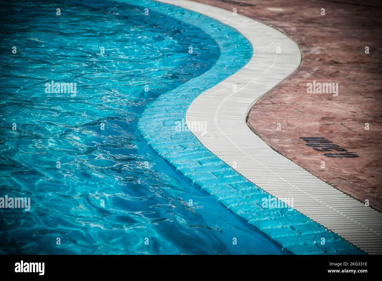 Rand eines Schwimmbades mit Tiefenmarkierungen Stockfoto
