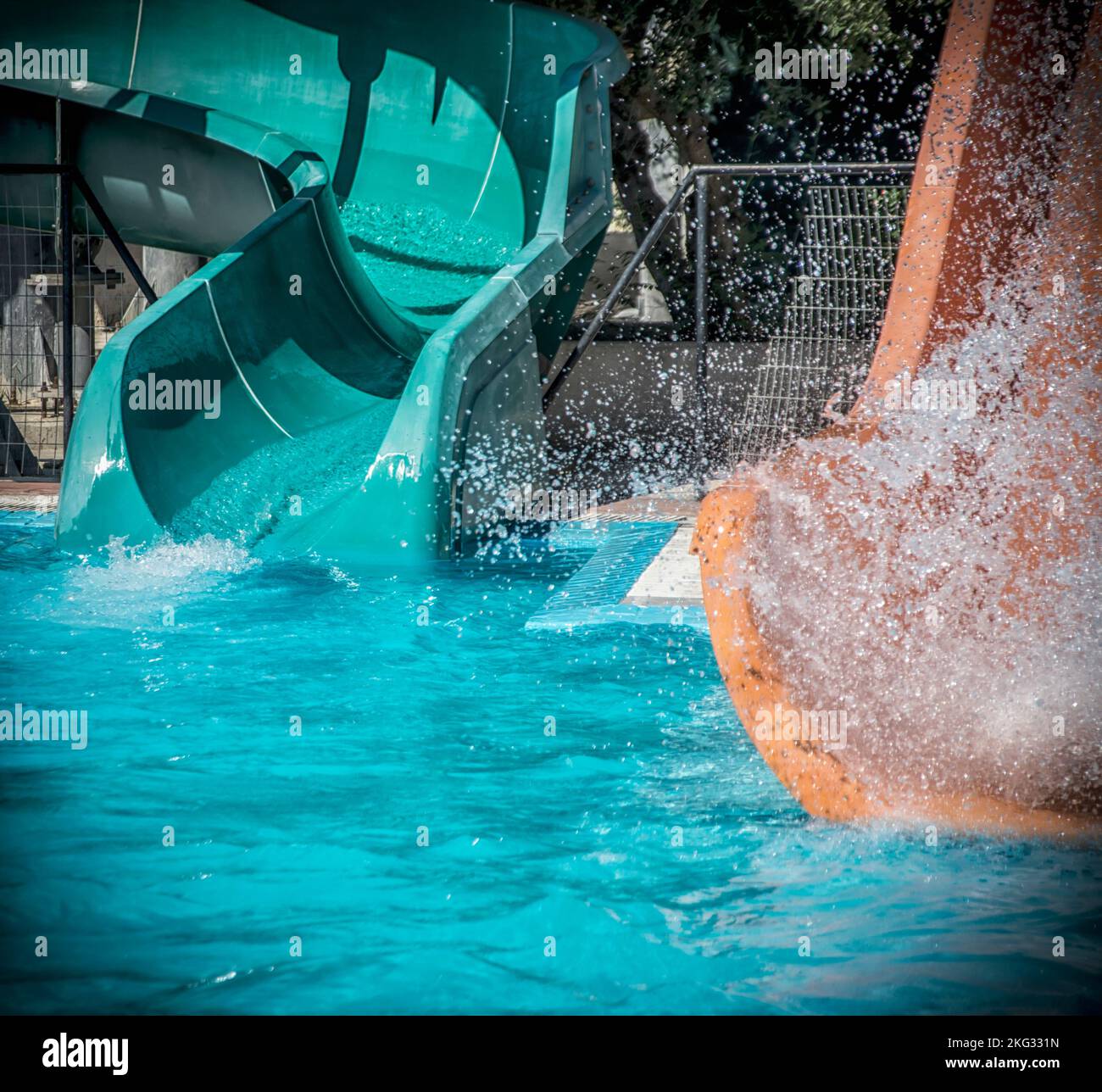 Details von blauen und orangen Rutschen in einem Wasserpark Stockfoto