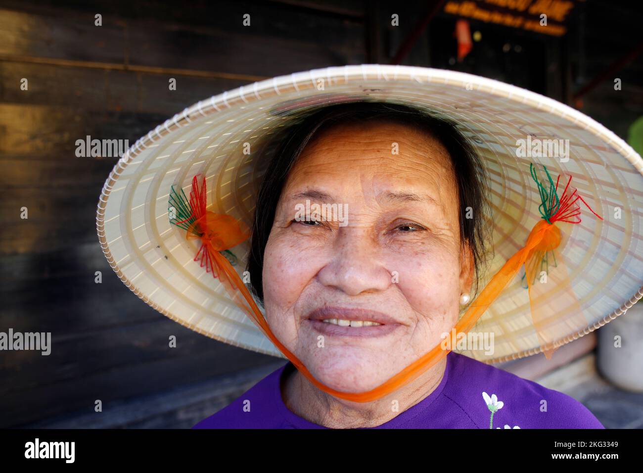Porträt einer älteren Frau mit traditionellem konischen Hut, Hoi an. Vietnam. Stockfoto