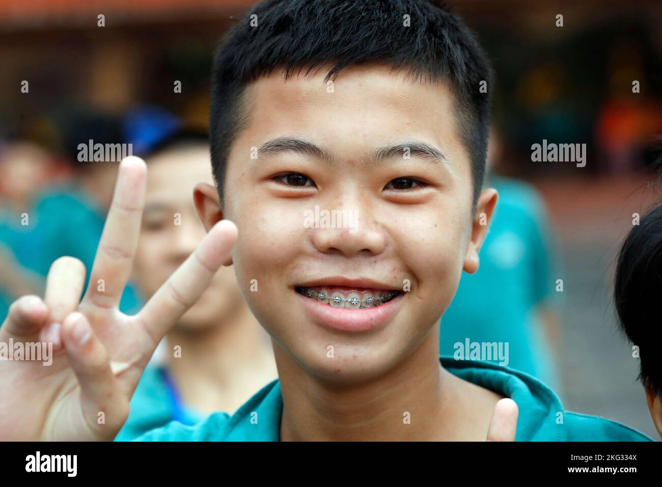 Porträt eines jungen lächelnden vietnamesischen Jungen. Uong Bi. Vietnam. Stockfoto