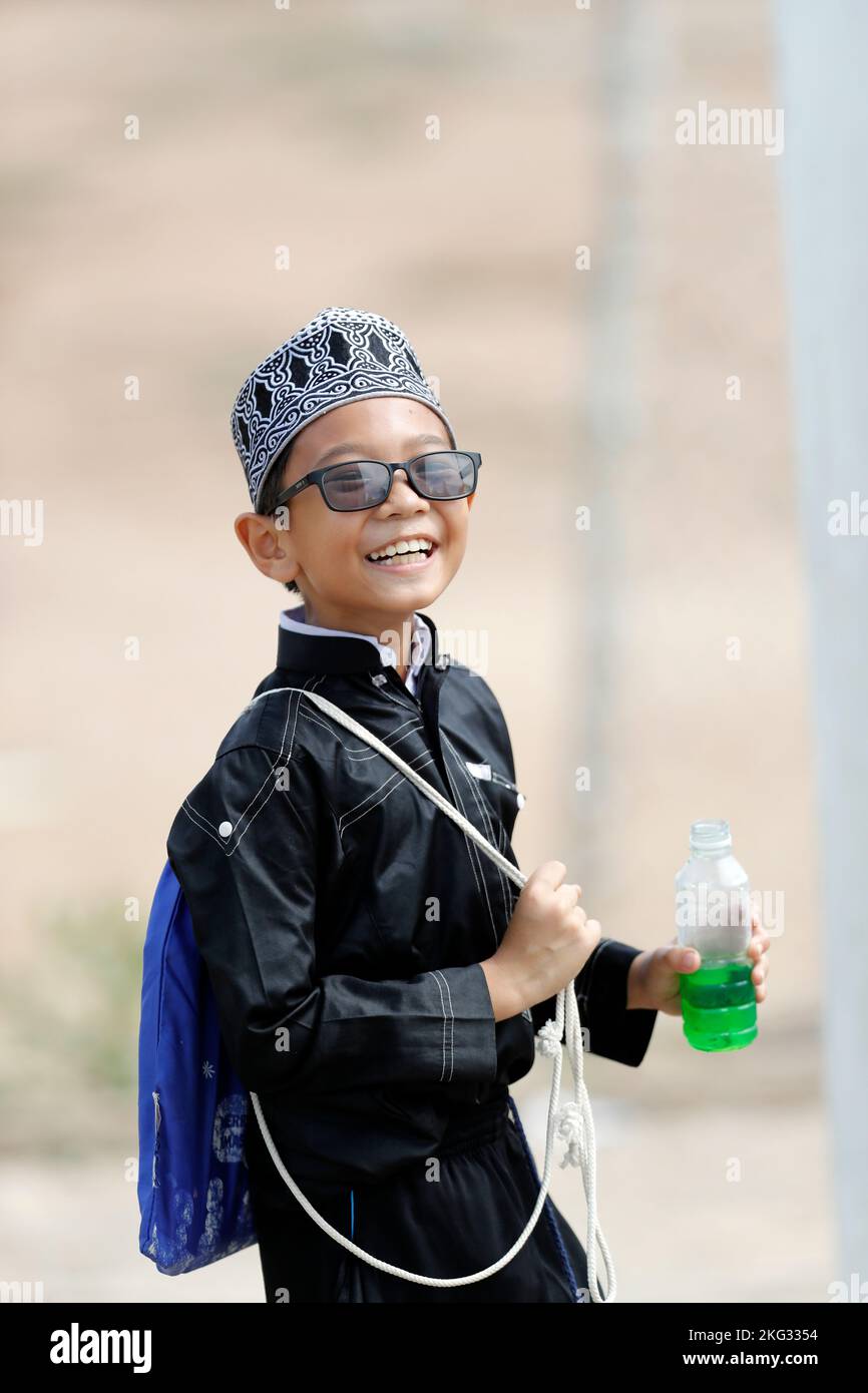 Porträt eines jungen lächelnden muslimischen Jungen. Vietnam. Stockfoto