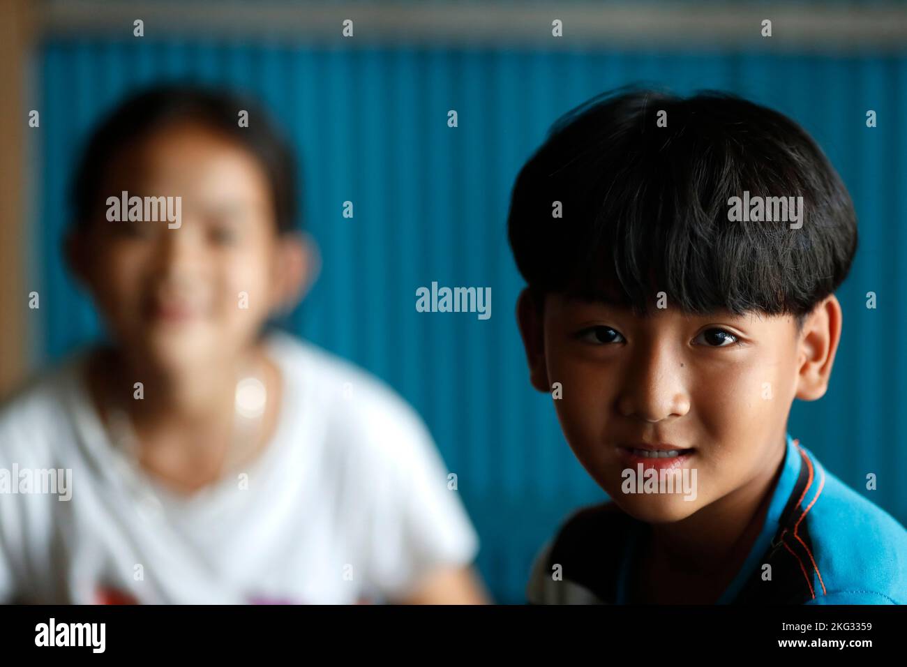 Porträt eines Jungen mit seiner Mutter. Tan Chau. Vietnam. Stockfoto