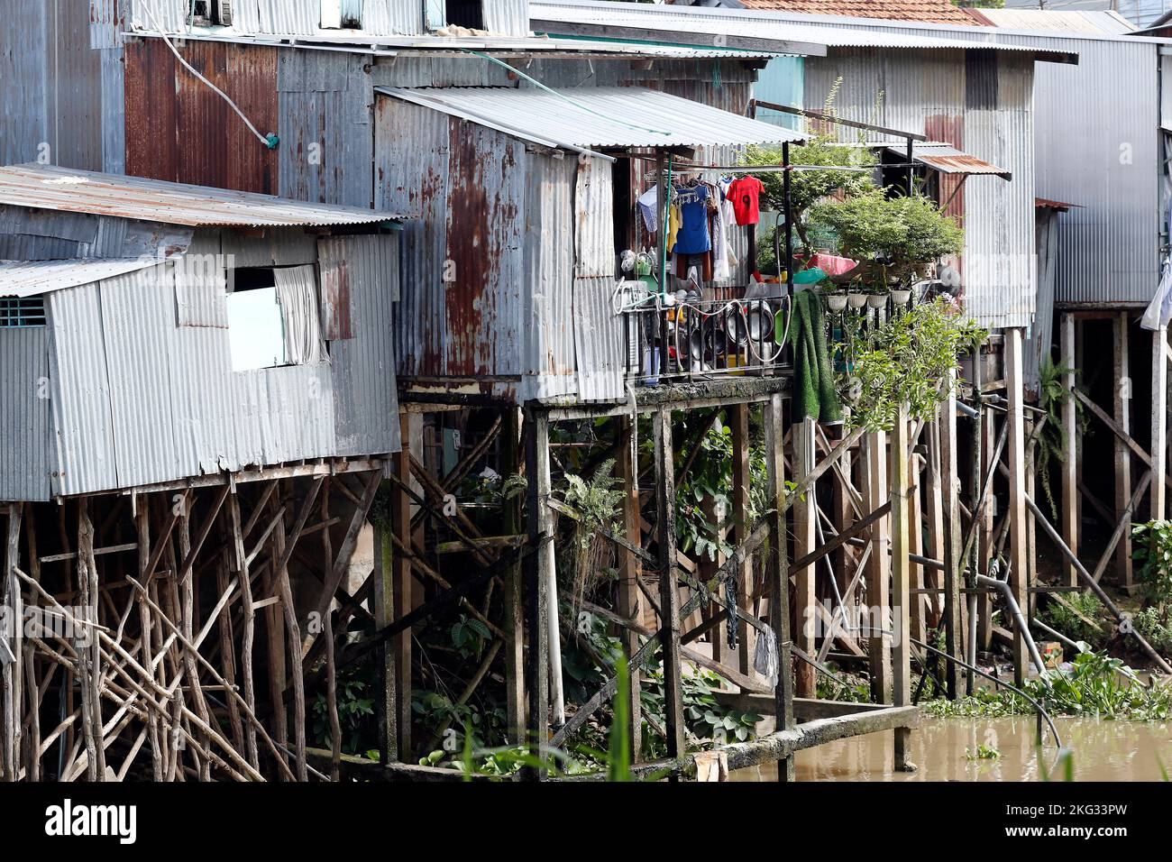 Schlechte Wohnverhältnisse. Vorübergehende Wohnung, die von Metallblech heruntergestufen. Vietnam. Stockfoto