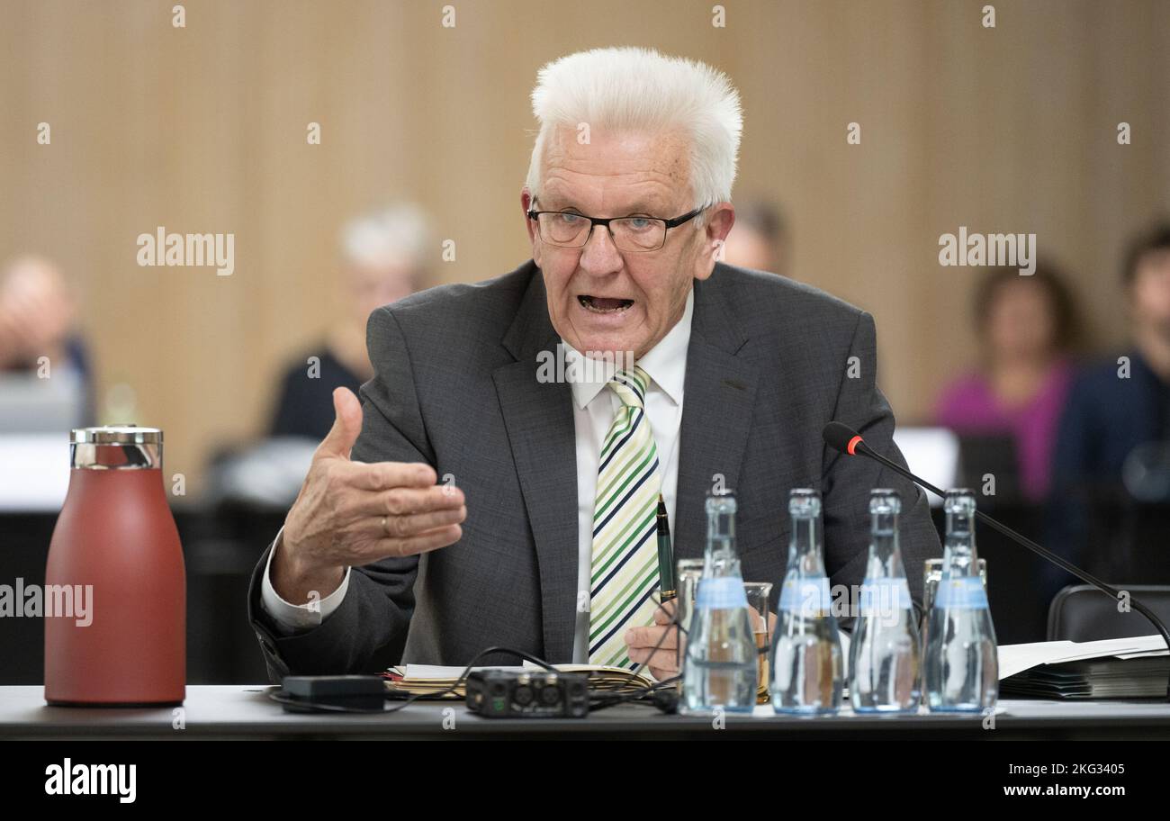 Stuttgart, Deutschland. 21.. November 2022. Winfried Kretschmann (Bündnis 90/die Grünen), Ministerpräsident von Baden-Württemberg, sitzt im Bürger- und Medienzentrum als Zeuge im Untersuchungsausschuss zur sogenannten Polizeiaffäre. Quelle: Marijan Murat/dpa/Alamy Live News Stockfoto