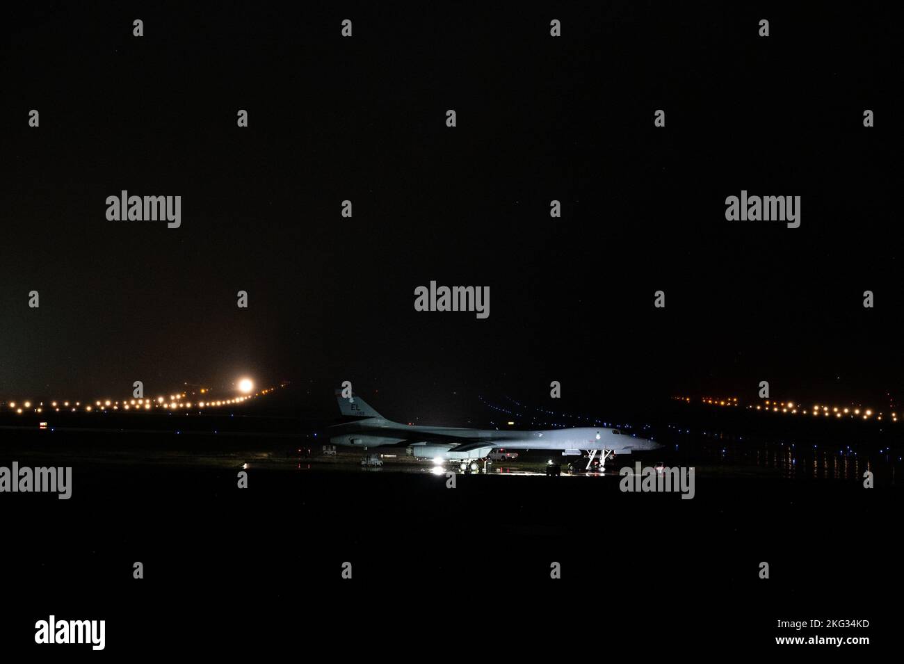 Ein US Air Force B-1B Lancer, der der Expeditionary Bomb Squadron 37., dem Luftwaffenstützpunkt Ellsworth, South Dakota, zugewiesen wurde, parkt auf dem Rollweg auf der Andersen AFB, Guam, 27. Oktober 2022. BTF-Missionen bieten die Möglichkeit, Alliierten und Partnern bei gemeinsamen und Koalitionsoperationen und -Übungen zu trainieren und mit ihnen zusammenzuarbeiten. Stockfoto