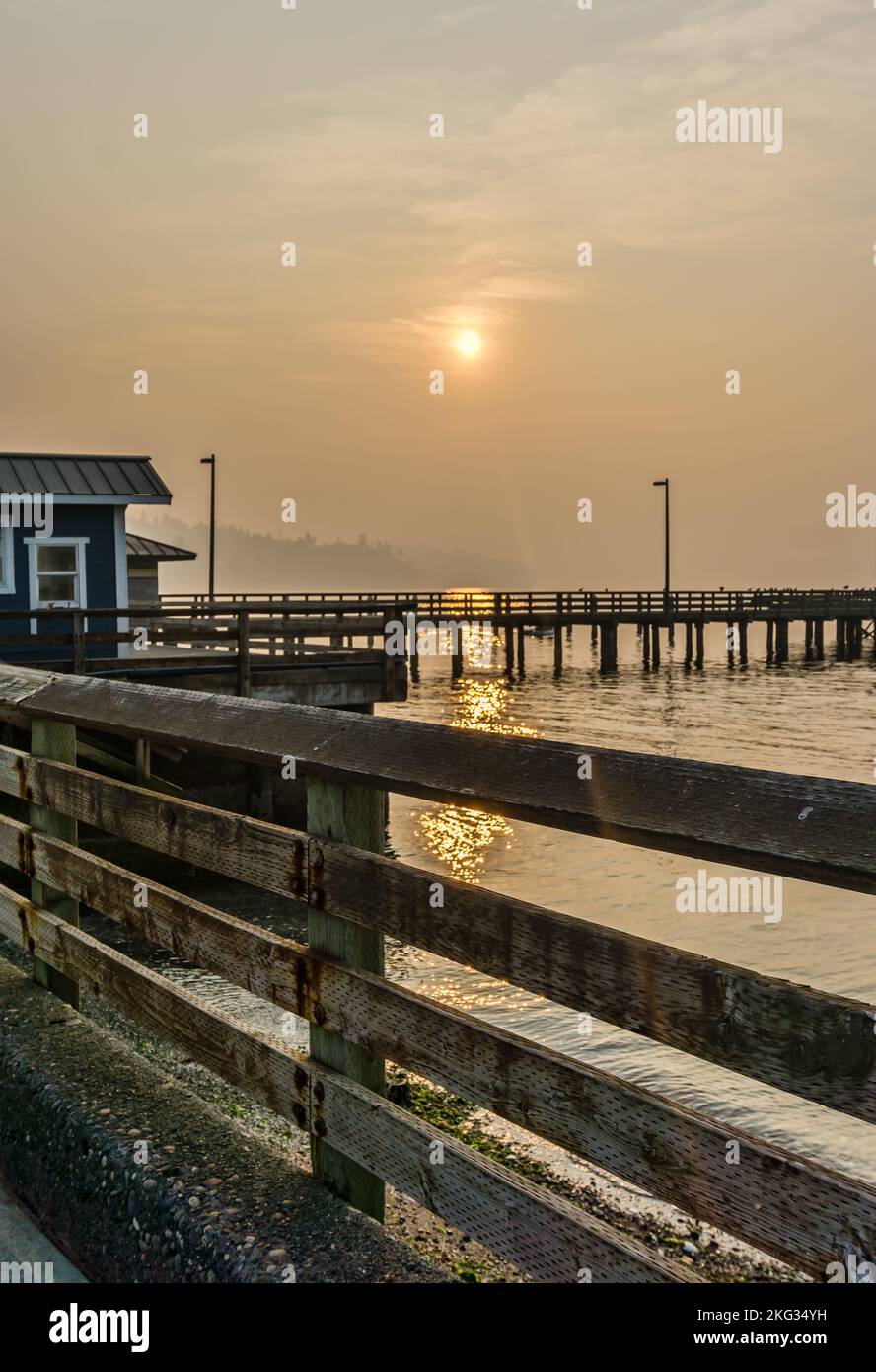 Rauchiger Himmel und Pier am Redondo Beach, Washington. Stockfoto