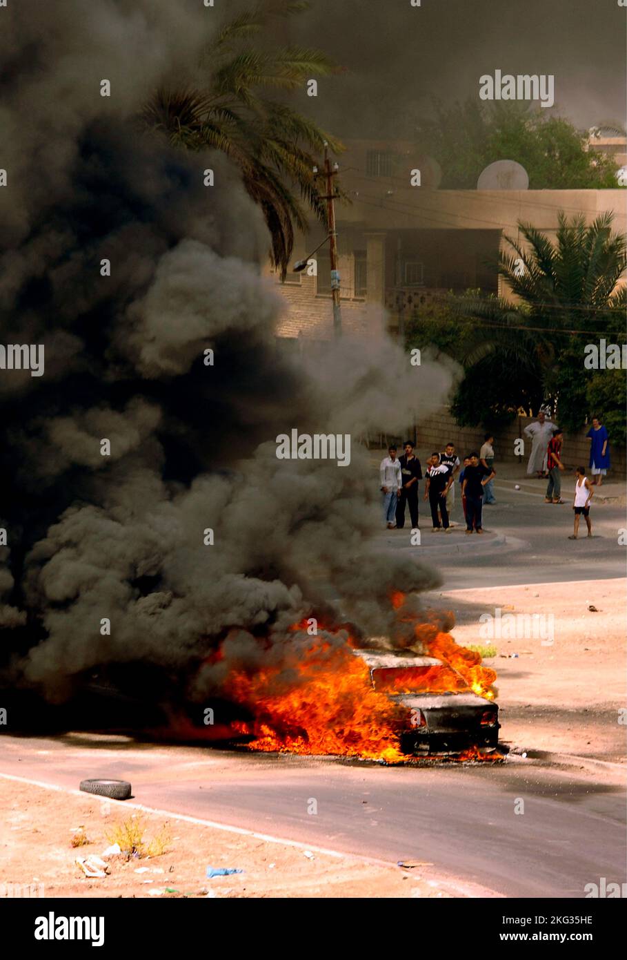 BAGDAD, IRAK - 08. August 2006 - ein irakisches Fahrzeug brennt in Bagdad, Irak, nachdem es von einem Mörser getroffen wurde, der von Aufständischen abgefeuert wurde - Foto: Geopix/US N Stockfoto