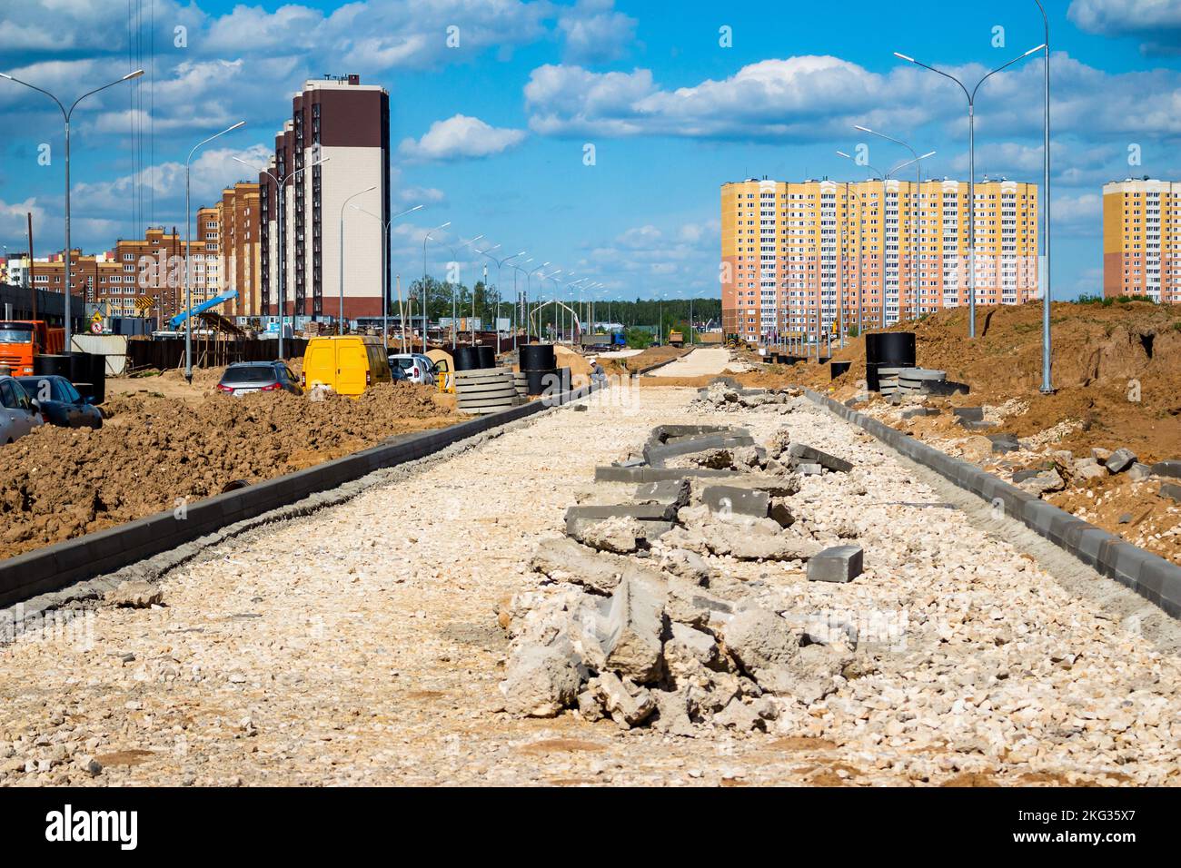 Verlegung einer neuen Straße in einem städtischen Wohngebiet im Bau: Russland - Mai 2021 Stockfoto