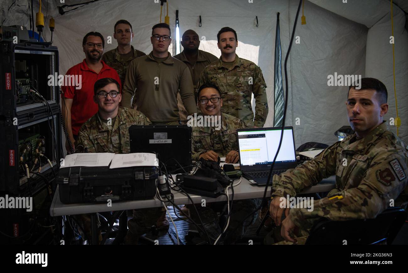 US Air Force Airmen, die dem Combat Communications Squadron von 1. zugewiesen wurden, nehmen an Noble Skywave bei der US Army Garrison Baumholder, Deutschland, am 26. Oktober 2022 Teil. Noble Skywave ist ein Wettbewerb, der in einer Umgebung stattfindet, in der die Teilnehmer mithilfe von Hochfrequenzfunktechnologie mit anderen militärischen Radiosendern auf der ganzen Welt in Kontakt treten müssen und wer am meisten Kontakt hat, hat den ersten Platz. Stockfoto