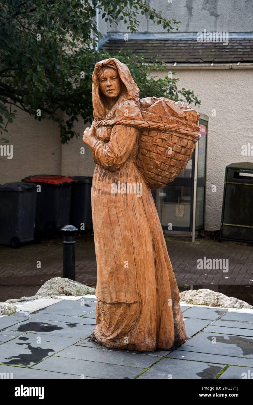 Torf-Lady-Skulptur zur Geschichte des Torfschneidens auf der Insel Lewis in der Point Street, Stornoway. Stockfoto