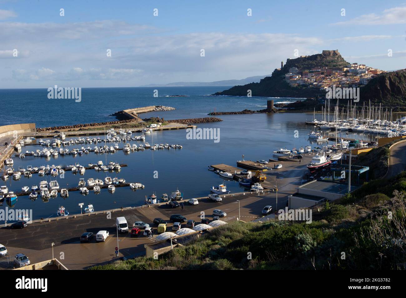 2021 november 30 - Europa; Italien, Sardinien, Castelsardo, Blick auf den Hafen und die Altstadt. Stockfoto