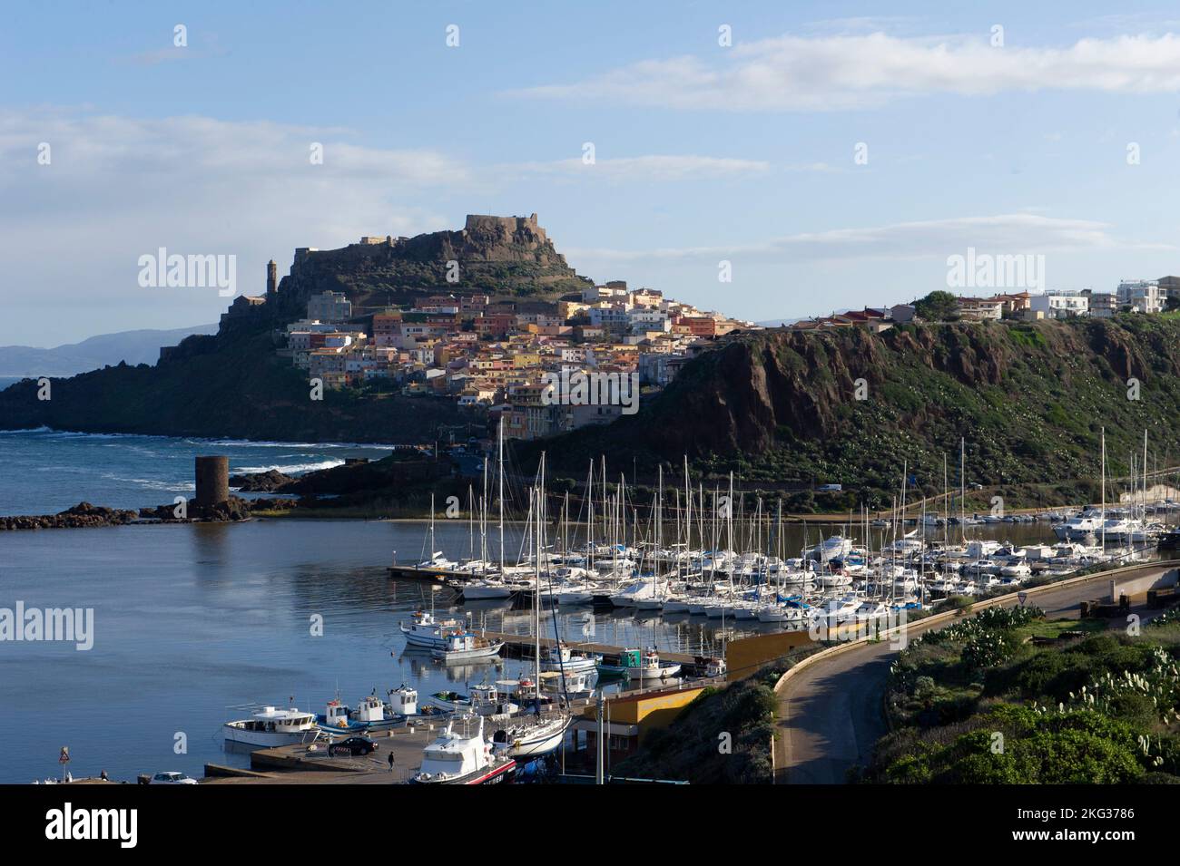 2021 november 30 - Europa; Italien, Sardinien, Castelsardo, Blick auf den Hafen und die Altstadt. Stockfoto