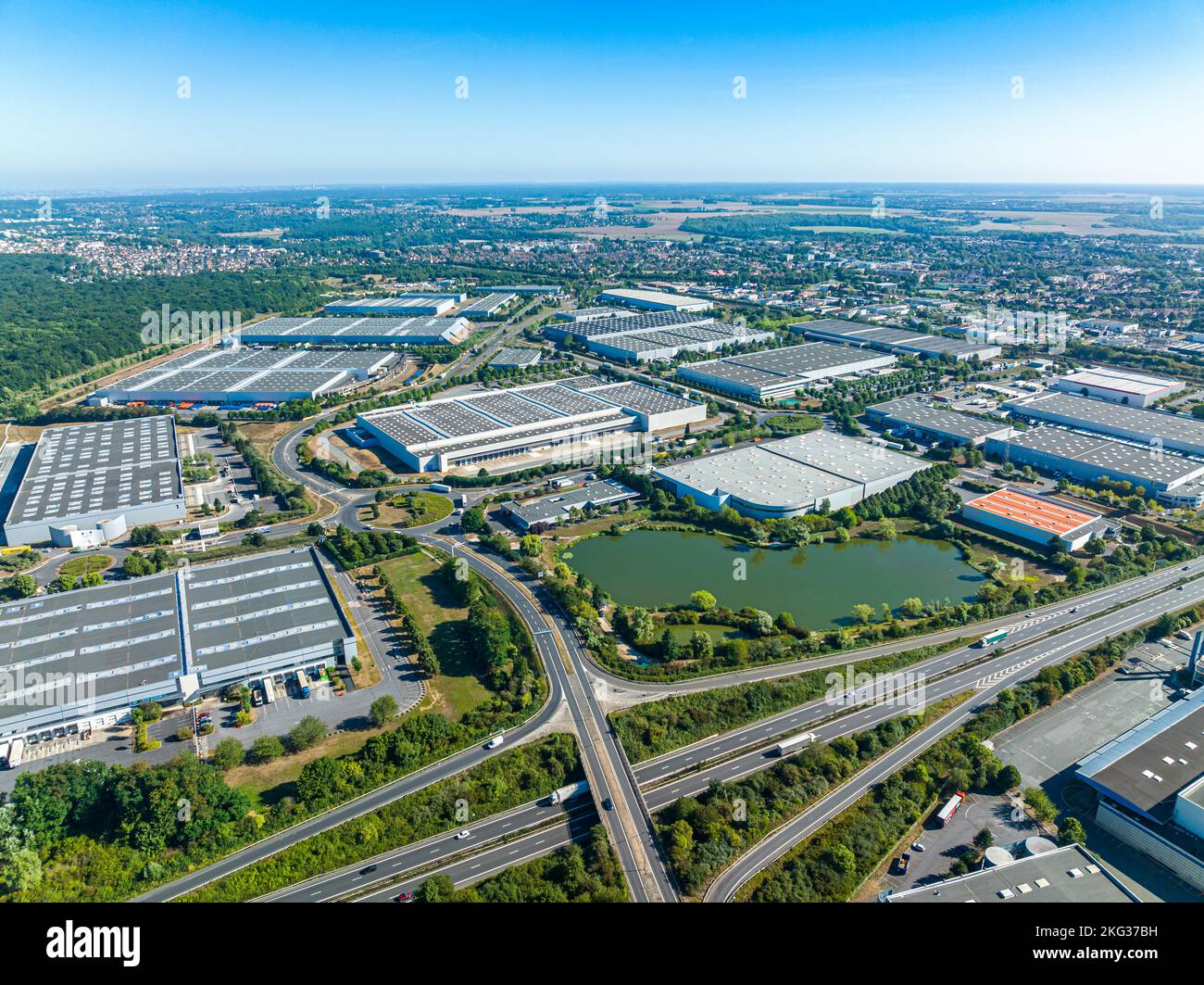 Luftaufnahme der Industrieeinheit in der Nähe der Nationalautobahn mit Seeufer in der Mitte Stockfoto