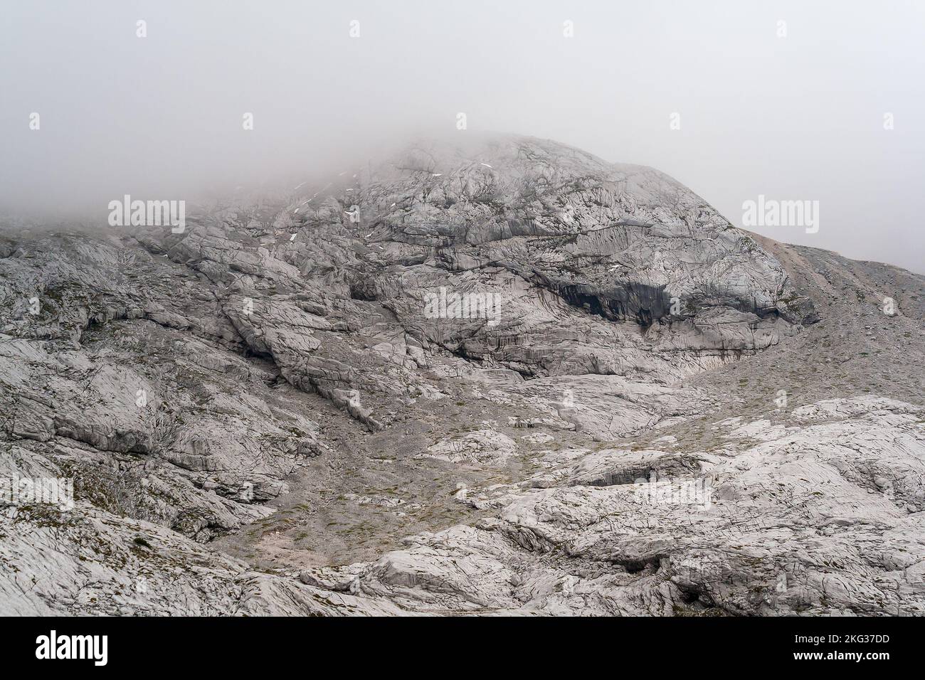 Mountain Wall - Felswand in den Bergen mit Wolken Stockfoto