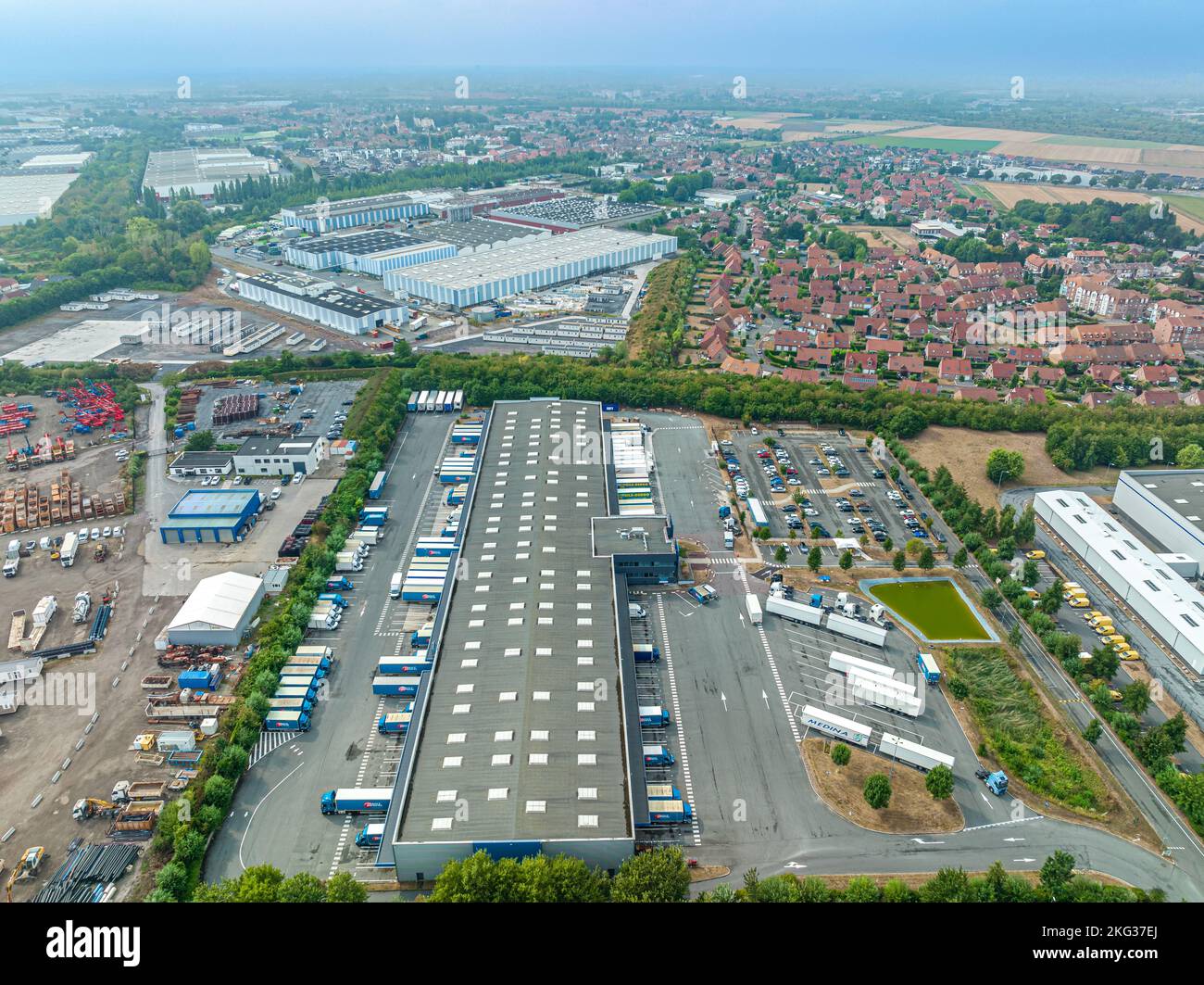Luftaufnahme von Gewerbegebieten umgeben von entwickelten Gewerbegebieten Stockfoto