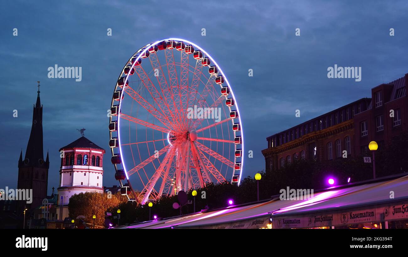 Riesenrad an der Rheinpromenade in Düsseldorf zur Weihnachtszeit. Stockfoto
