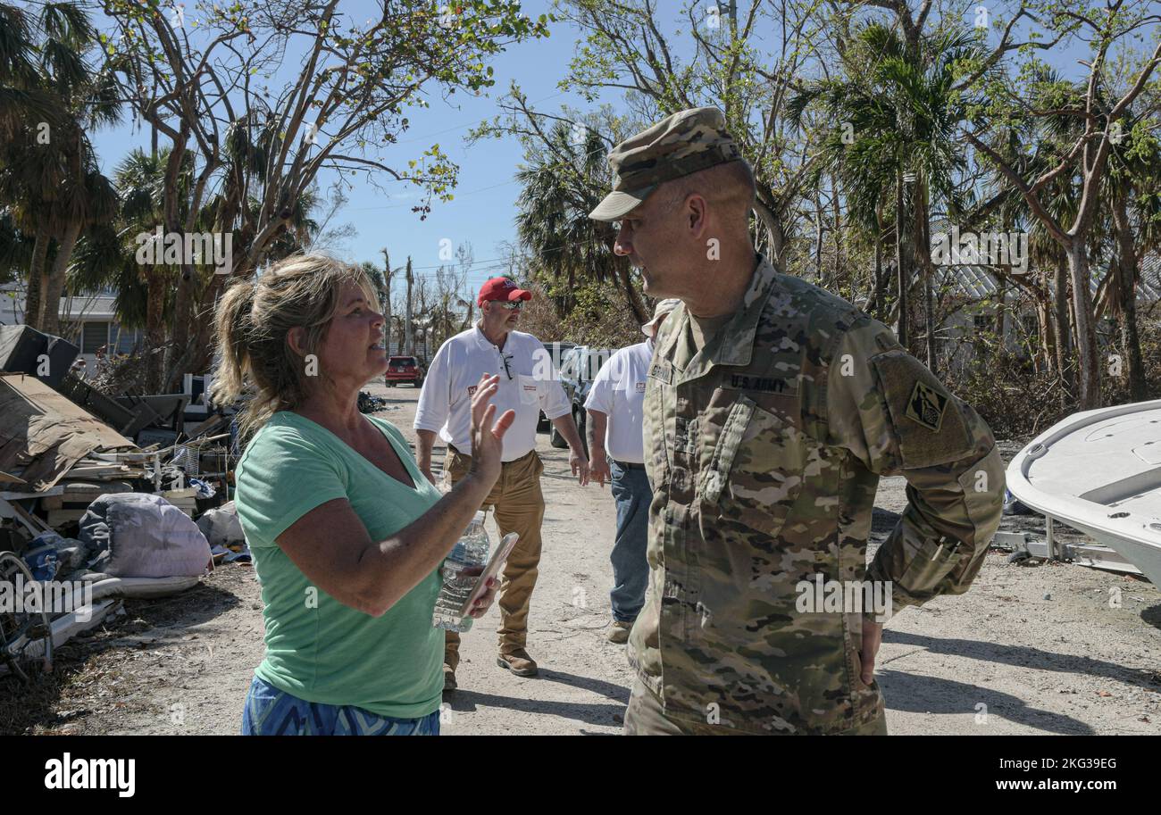 Generalmajor William (Butch) H. Graham (Mitte), stellvertretender Generalkommandant für zivile und Notfalleinsätze des U.S. Army Corps of Engineers, besucht Sanibel Island, wo er Gina Rogers trifft, deren Haus vom Sturm verschlingt wurde. Huricane Ian, der Sturm der Kategorie 4, verwüstete und verließ die Insel isoliert vom gespülten Sanibel Causeway. Stockfoto