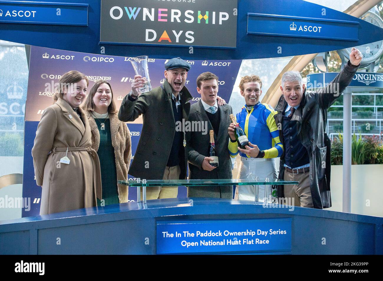 Ascot, Bergen, Großbritannien. 19.. November 2022. Die Siegerpräsentation für das Paddock Ownership Day Series Open National Hunt Flat Race auf der Ascot Racecourse, das vom Pferd Thames Water mit Jockey A P Heskin gewonnen wurde. Es war der dritte Sieg in Ascot am Wochenende für Besitzer Max McNeill. Besitzer McNeill Familie und Frau C. Murphy. Trainer Paul Nicholls, Ditcheat. Züchter Michael und Ciara Carty. Sponsor Von Ultima Business Solutions. Quelle: Maureen McLean/Alamy Stockfoto