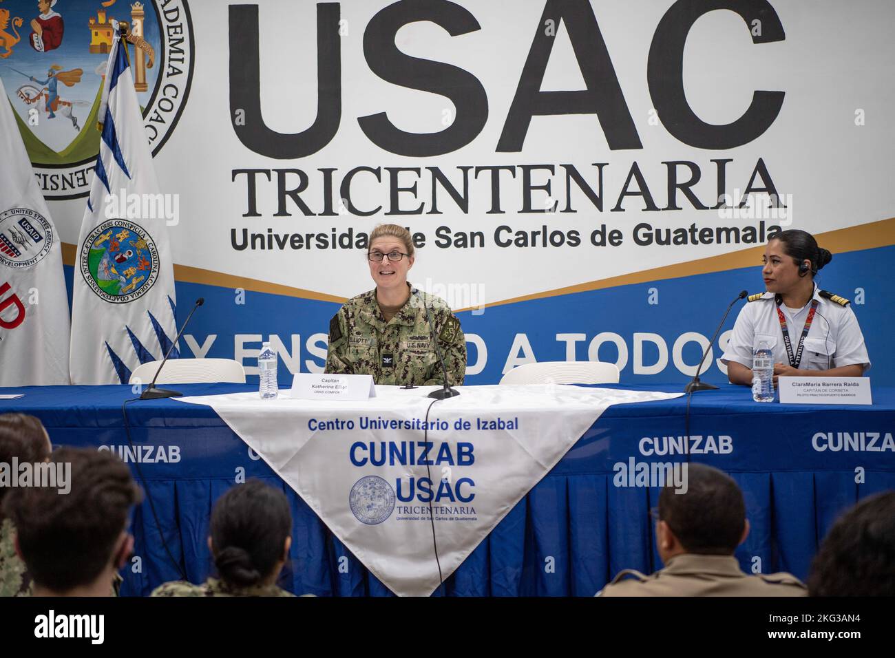 PUERTO BARRIOS, Guatemala (Okt 27, 2022) – Capt Kathryn Elliott, Kommandant der medizinischen Behandlungseinrichtung an Bord des Krankenhausschiffs USNS Comfort (T-AH 20), links, Und Clara Maria Barrera Ralda, die erste weibliche Pilotin des Marinekommandos in Guatemala, spricht während einer Veranstaltung für Frauen, Frieden und Sicherheit am 27. Oktober 2022 zu einer Versammlung im Centro Universitario de Izabal. Comfort wird in der US-Flotte von 4. eingesetzt, um die Fortführung von Promise 2022 zu unterstützen, einer humanitären Hilfskrärenz und Kulanzmission, die direkte medizinische Versorgung, medizinische Expeditions- und Veterinärversorgung sowie den Austausch von Fachexperten durchführt Stockfoto