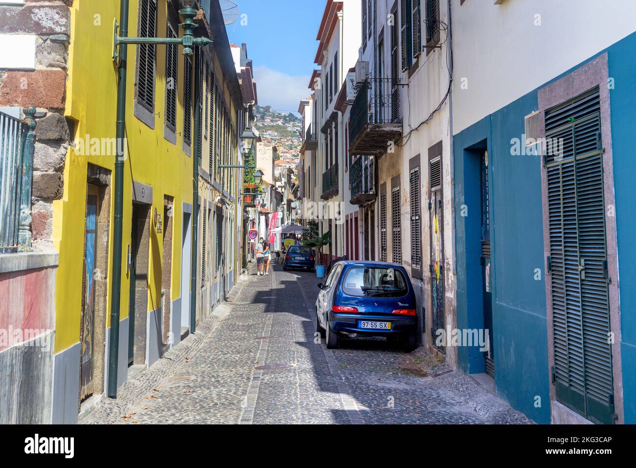 FUNCHAL, PORTUGAL - 20. AUGUST 2021: Dies ist die Santa Maria Straße im ältesten erhaltenen Viertel der Stadt - Zona Velha. Stockfoto