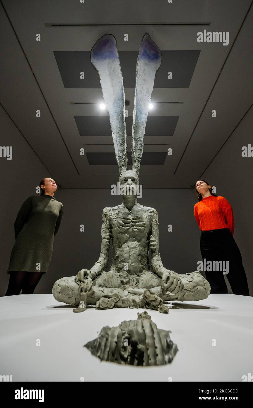 London, Großbritannien. 21.. November 2022. Der Vektor, 2022 - David Altmejd auf dem White Cube Mason's Yard. Seine Arbeiten übernehmen die Galerie mit einer neuen Serie von hybriden Menschen- und Tierskulpturen, die aus Harz, Gips und expandiertem Schaum mit Glasaugen, Verkrustungen von Kristall und Haaranken hergestellt werden. Kredit: Guy Bell/Alamy Live Nachrichten Stockfoto