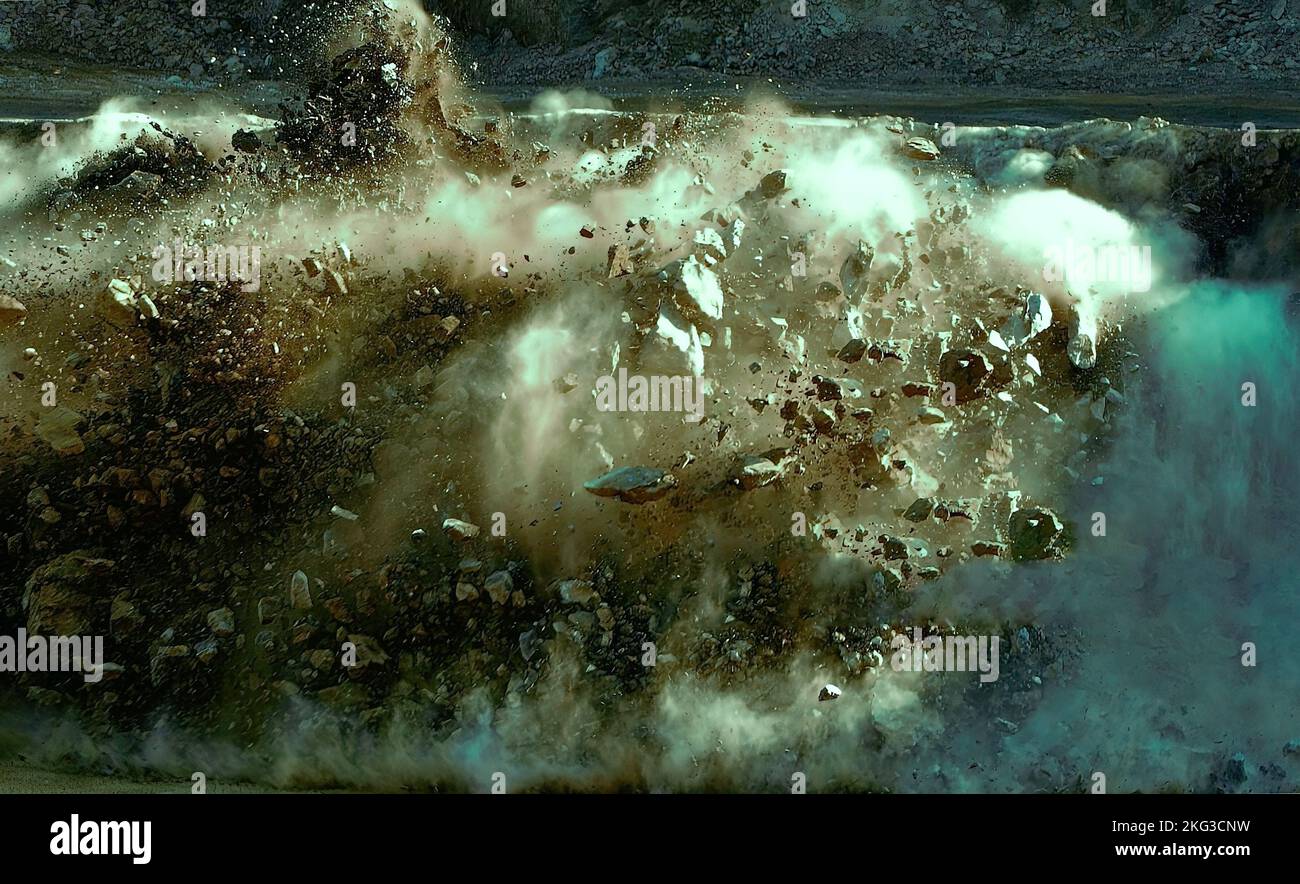 Fliegendes Gestein und Staubsturm während der Explosion auf dem Bergbaugelände im Nahen Osten Stockfoto