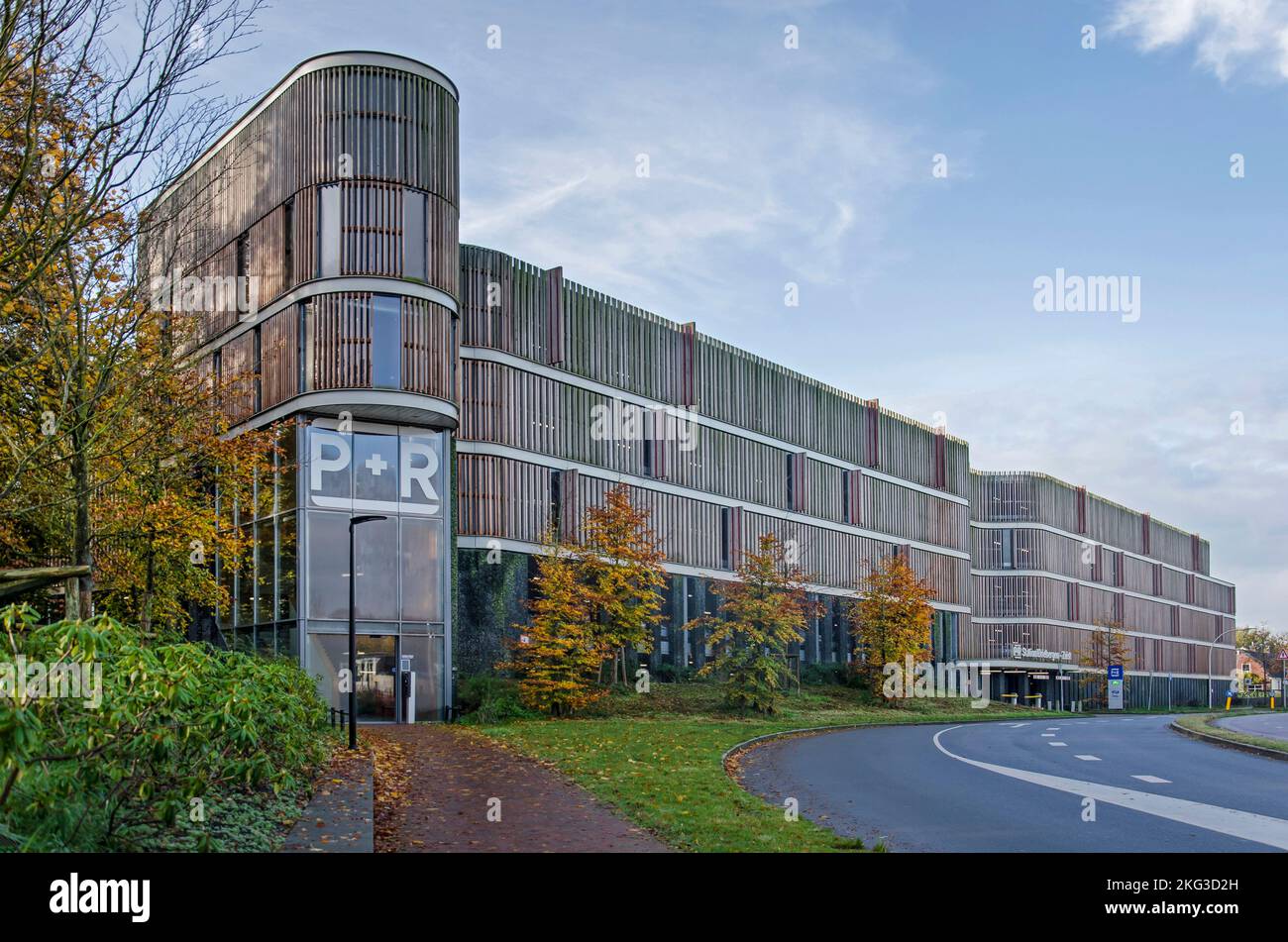 Driebergen, Niederlande, 18. November 2022: Neue P R-Parkgarage mit ...