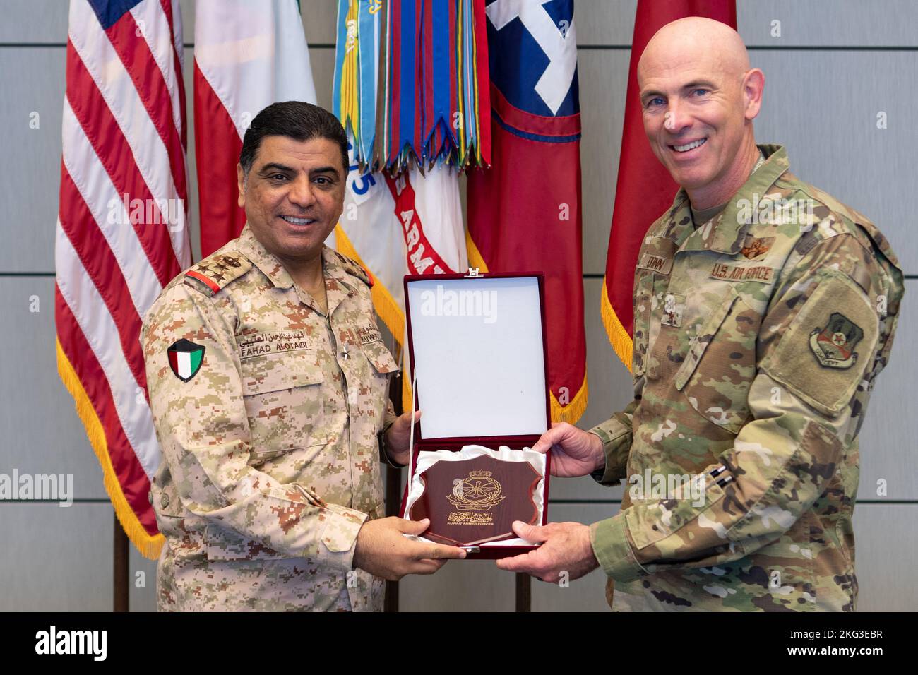 Direktor Der Kuwaitischen Militärischen Zusammenarbeit, Brig. General Fahad Al-Otaibi überreicht ein Geschenk an Airforce Central, den stellvertretenden Befehlshaber, Maj. General Clark Quinn, während des Abschlusses der bilateralen Überprüfung des Projektfinanzmanagements in der Patton Hall auf der Shaw AFB, S.C., Oktober 27. Stockfoto