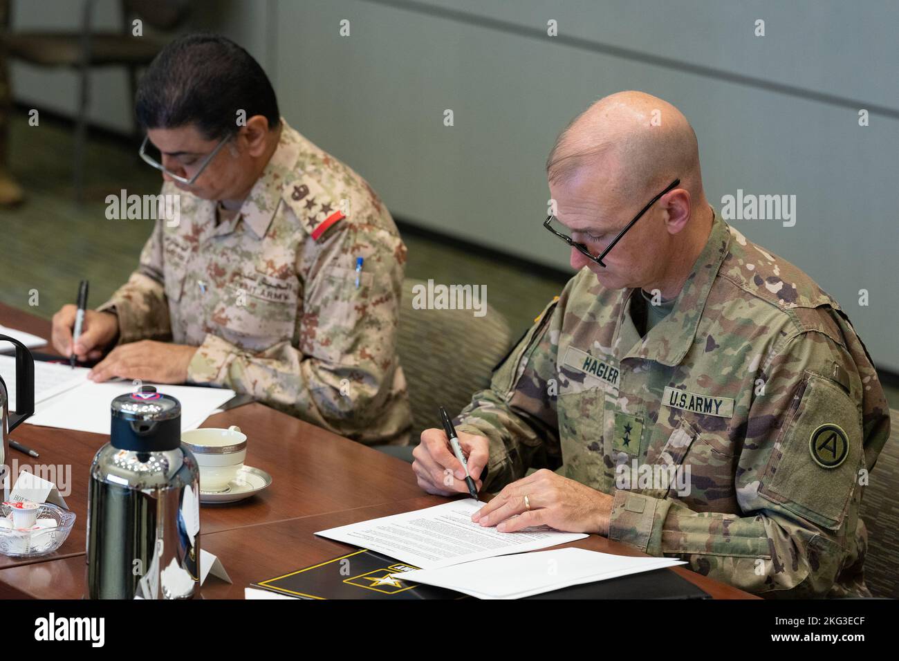 Direktor Der Kuwaitischen Militärischen Zusammenarbeit, Brig. General Fahad Al-Otaibi und der stellvertretende Befehlshaber der US-Armee, Maj. General Wendul Hagler II, unterzeichnen das Protokoll während der bilateralen Projektfinanzmanagementüberprüfung, die in Patton Hall auf der Shaw AFB, South Carolina, am 27. Oktober abgeschlossen wurde. Stockfoto