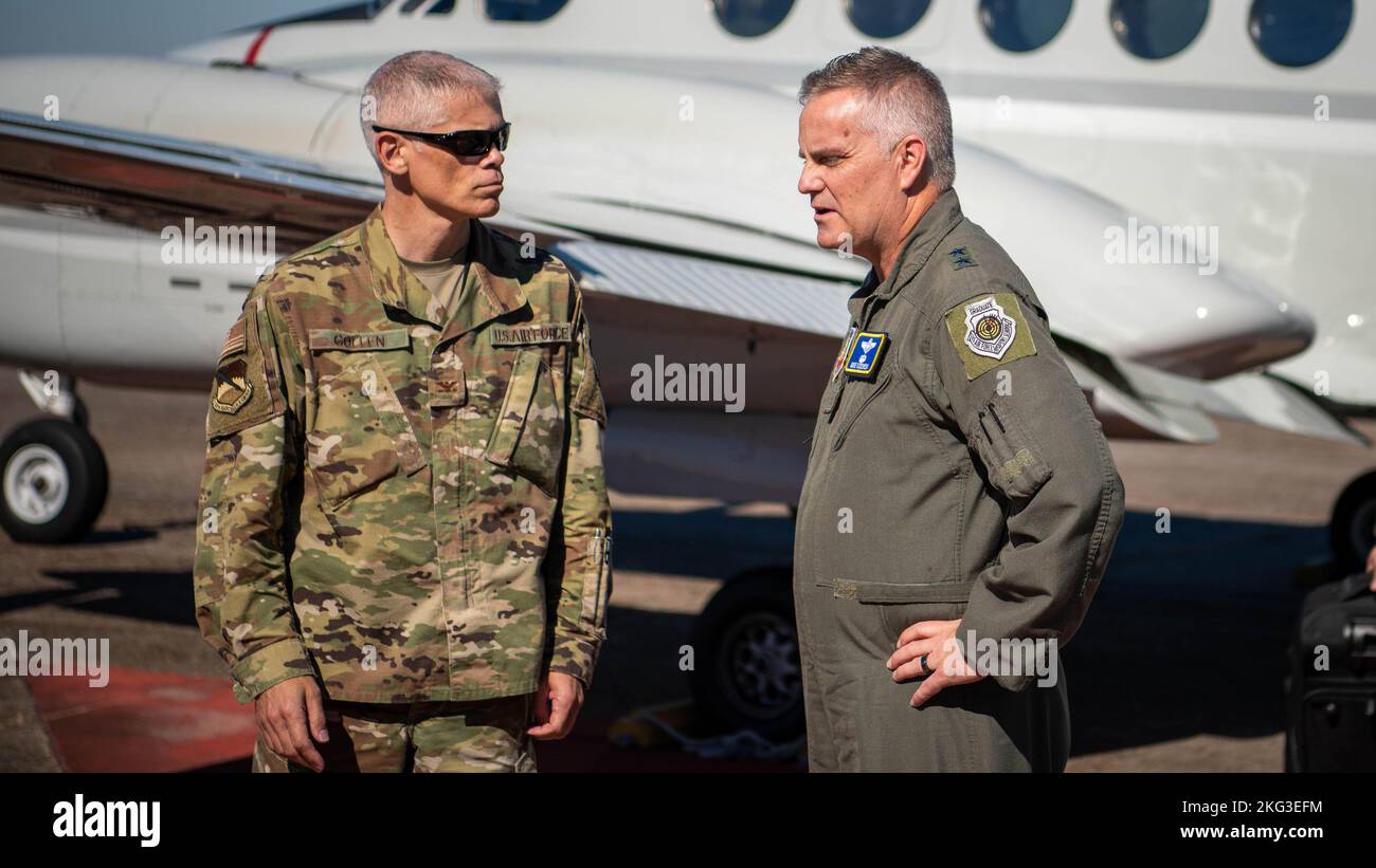 US Air Force Col. Steven Collen, Kommandant der Wartungsgruppe 325., begrüßt den Generalmajor Michael G. Koscheski, Kommandeur der Luftwaffe von 15., auf der Tyndall Air Force Base, Florida, 27. Oktober 2022. Koscheski plant, während der Übung Checkered Flag 23-1 zu fliegen, die vom 31. Oktober bis zum November in Tyndall veranstaltet wird 10. Stockfoto