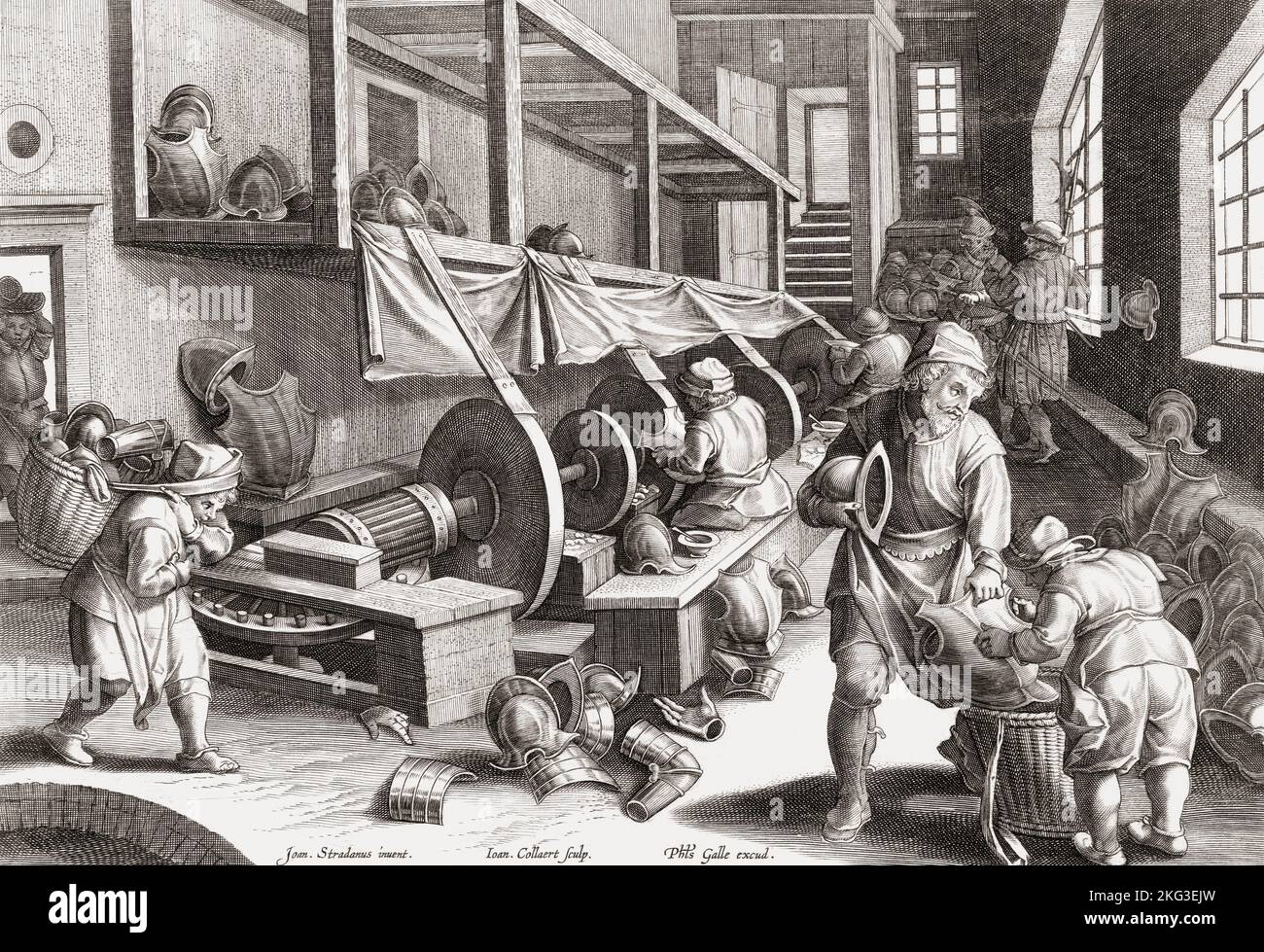 Helme und Brustschilde werden in einer europäischen Rüstkammer des 16.. Jahrhunderts poliert. Nach einem Druck von Jan Collaert. Stockfoto