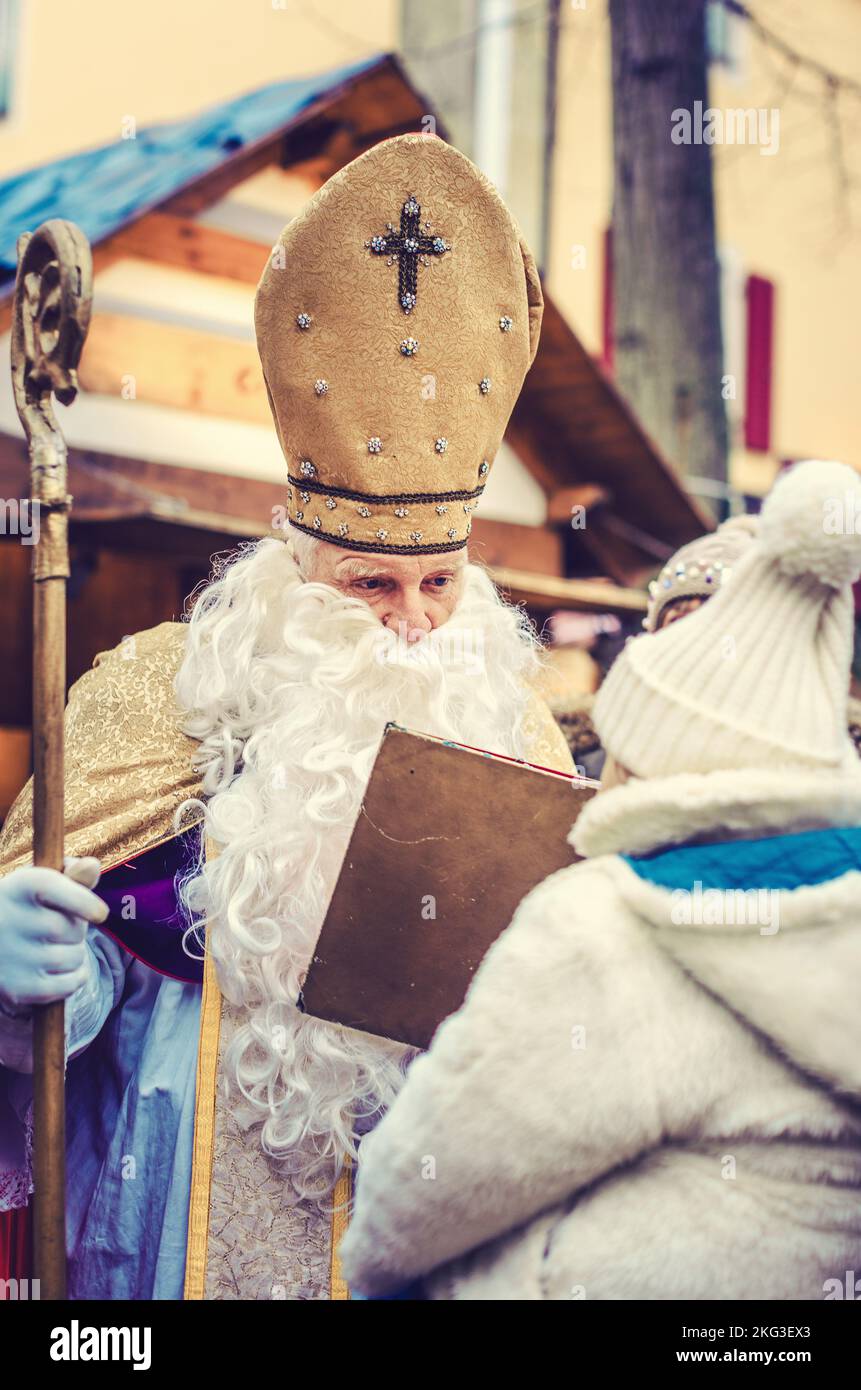 St Nikolaus treffen ein Kind auf dem Weihnachtsmarkt Stockfoto