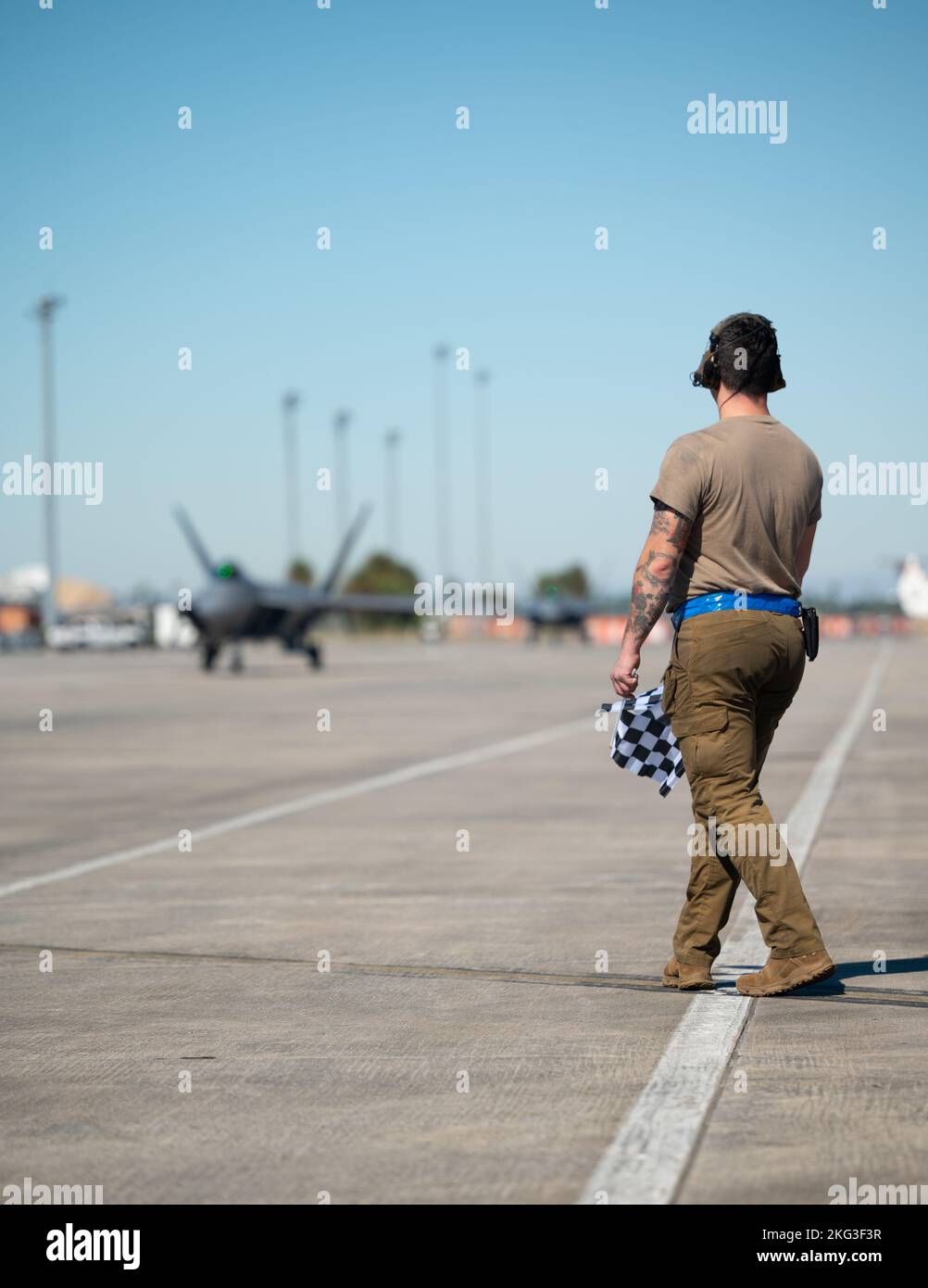 US Air Force Staff Sgt. Taylor Bryant, 94. Fighter Generation Squadron engagierter Crewchef, bereitet sich darauf vor, vor der Checkered Flag 23-1 auf der Tyndall Air Force Base, Florida, am 27. Oktober 2022 einen F-22 Raptor zu leiten. Checkered Flag ist eine großräutige Luftübung, die in Tyndall durchgeführt wird und die Bereitschaft und Interoperabilität durch den Einbau von Flugzeugen der 4.- und 5.-Generation während der Kampfausbildung von Luft zu Luft fördert. Die 23-1 Iteration der Übung fand am 31. Oktober - 10. November 2022 statt. Stockfoto