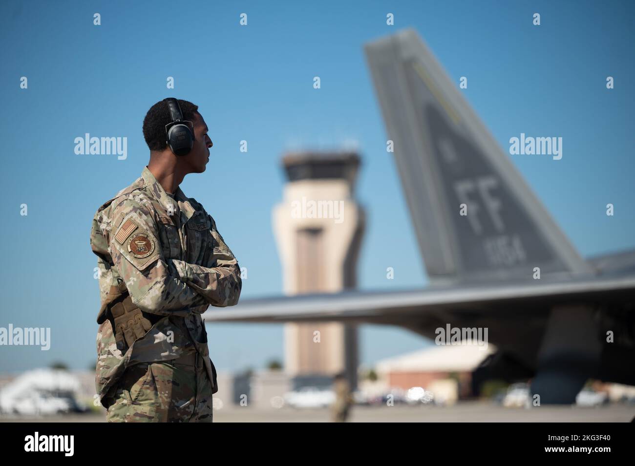 Der Senior Airman der US Air Force, Kendric Cooper, 94. Fighter Generation Squadron, Waffentechniker der Joint Base Langley-Eustis, Virginia, überblickt einen F-22 Raptor vor der karierten Flagge 23-1 auf der Tyndall Air Force Base, Florida, 27. Oktober 2022. Checkered Flag ist eine großräutige Luftübung, die in Tyndall durchgeführt wird und die Bereitschaft und Interoperabilität durch den Einbau von Flugzeugen der 4.- und 5.-Generation während der Kampfausbildung von Luft zu Luft fördert. Die 23-1 Iteration der Übung fand am 31. Oktober - 10. November 2022 statt. Stockfoto