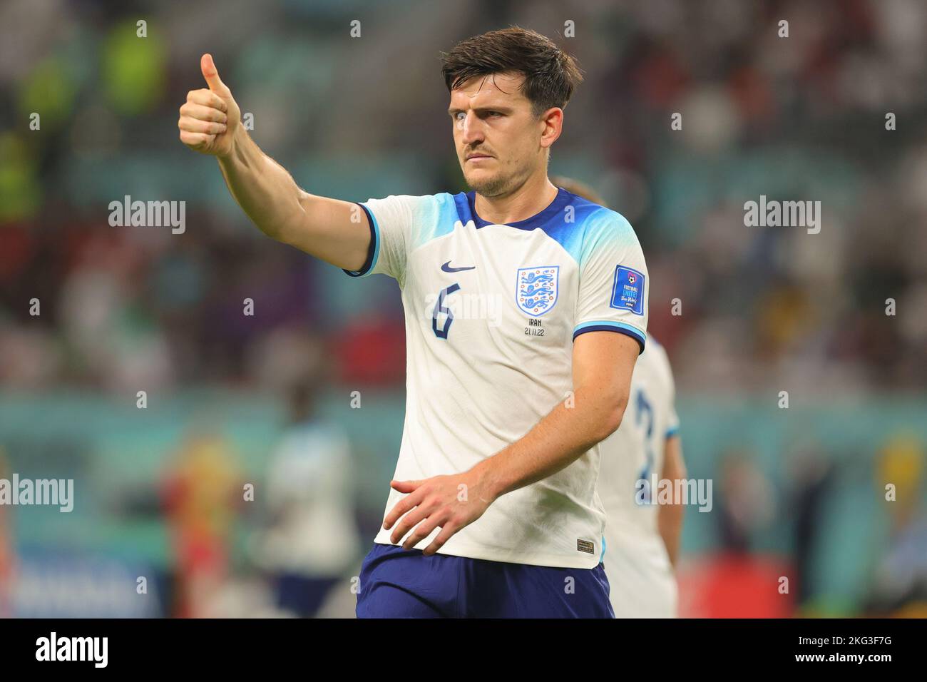 Doha, Katar. 21.. November 2022. Harry Maguire aus England gibt dem Touch-Richter beim FIFA World Cup Qatar 2022-Spiel zwischen England und Iran am 21. November 2022 im Khalifa International Stadium, Doha, Katar, einen Daumen nach oben. Foto von Peter Dovgan. Nur zur redaktionellen Verwendung, Lizenz für kommerzielle Nutzung erforderlich. Keine Verwendung bei Wetten, Spielen oder Veröffentlichungen einzelner Clubs/Vereine/Spieler. Kredit: UK Sports Pics Ltd/Alamy Live Nachrichten Stockfoto