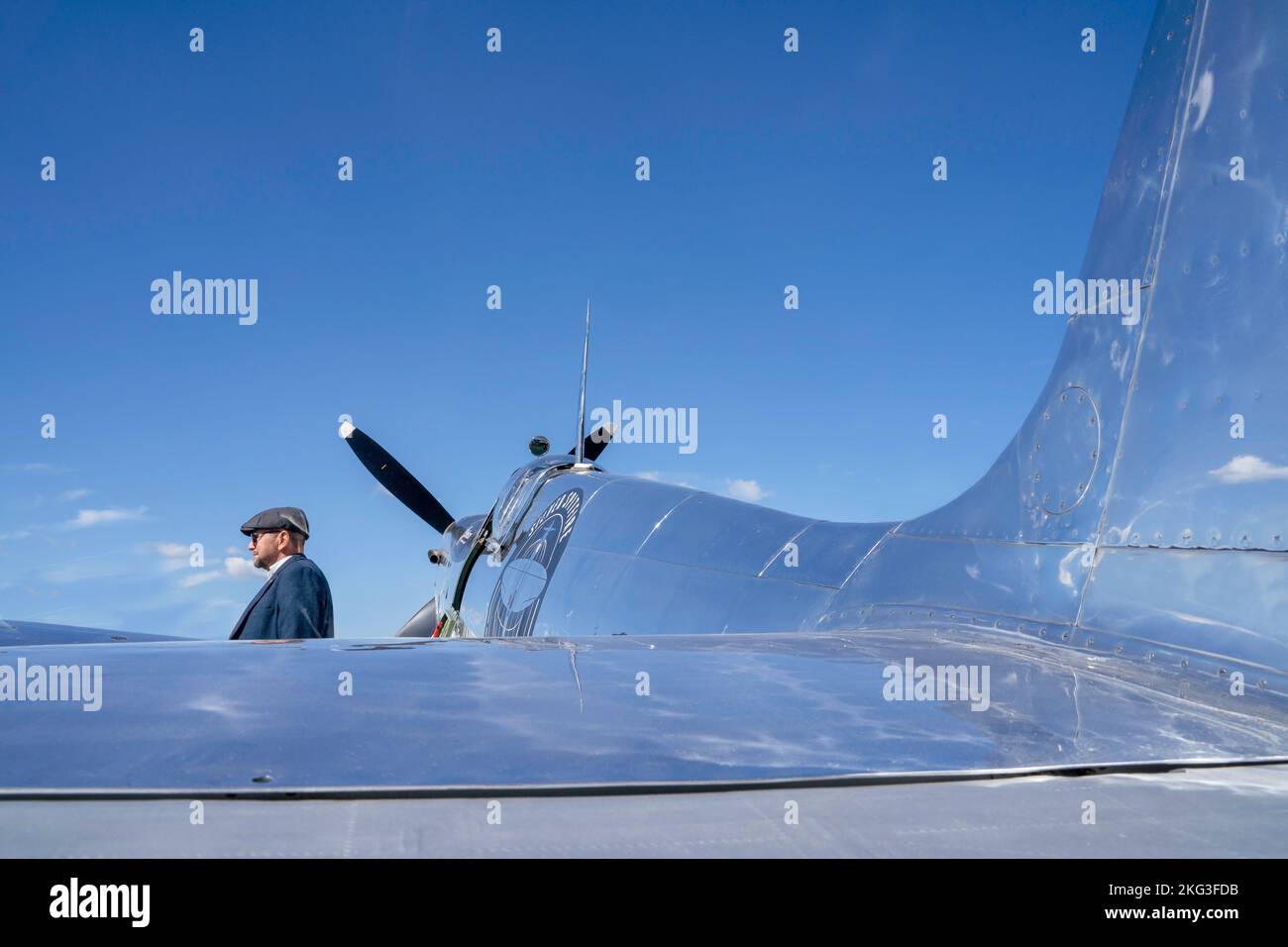 Wolken- und Himmelsreflexionen auf dem Supermarine Spitfire, auch bekannt als „Silver Spitfire“ im Goodwood Revival Stockfoto