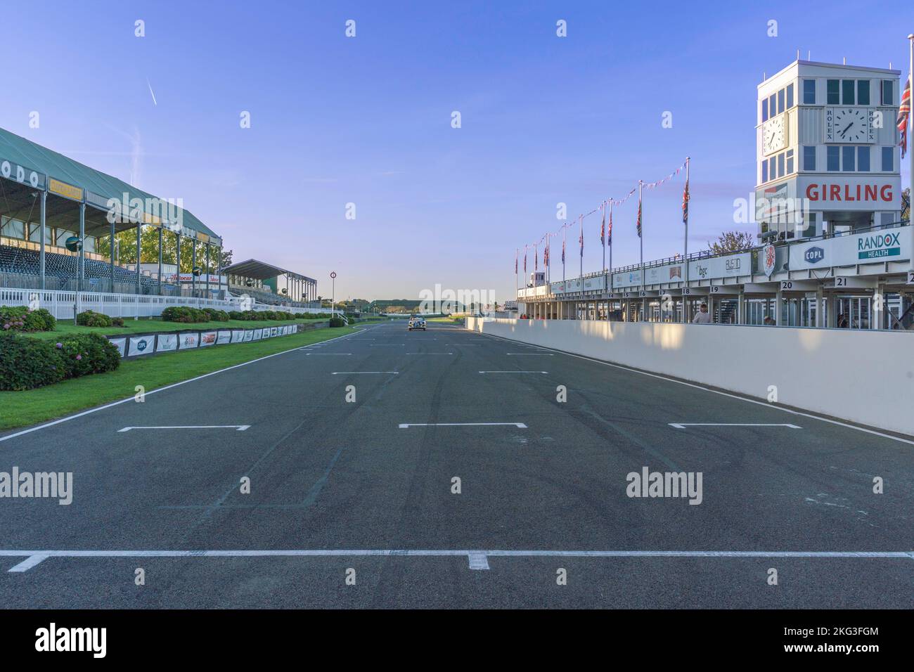 Ich schaue mir die Strecke vom Startpunkt aus an, am frühen Morgen beim Goodwood Revival Stockfoto