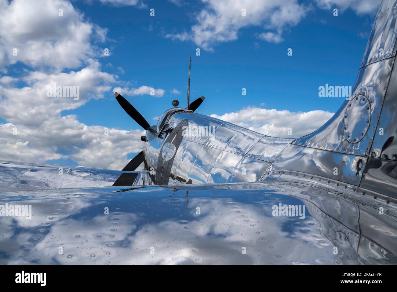 Wolken- und Himmelsreflexionen auf dem Supermarine Spitfire, auch bekannt als „Silver Spitfire“ im Goodwood Revival Stockfoto