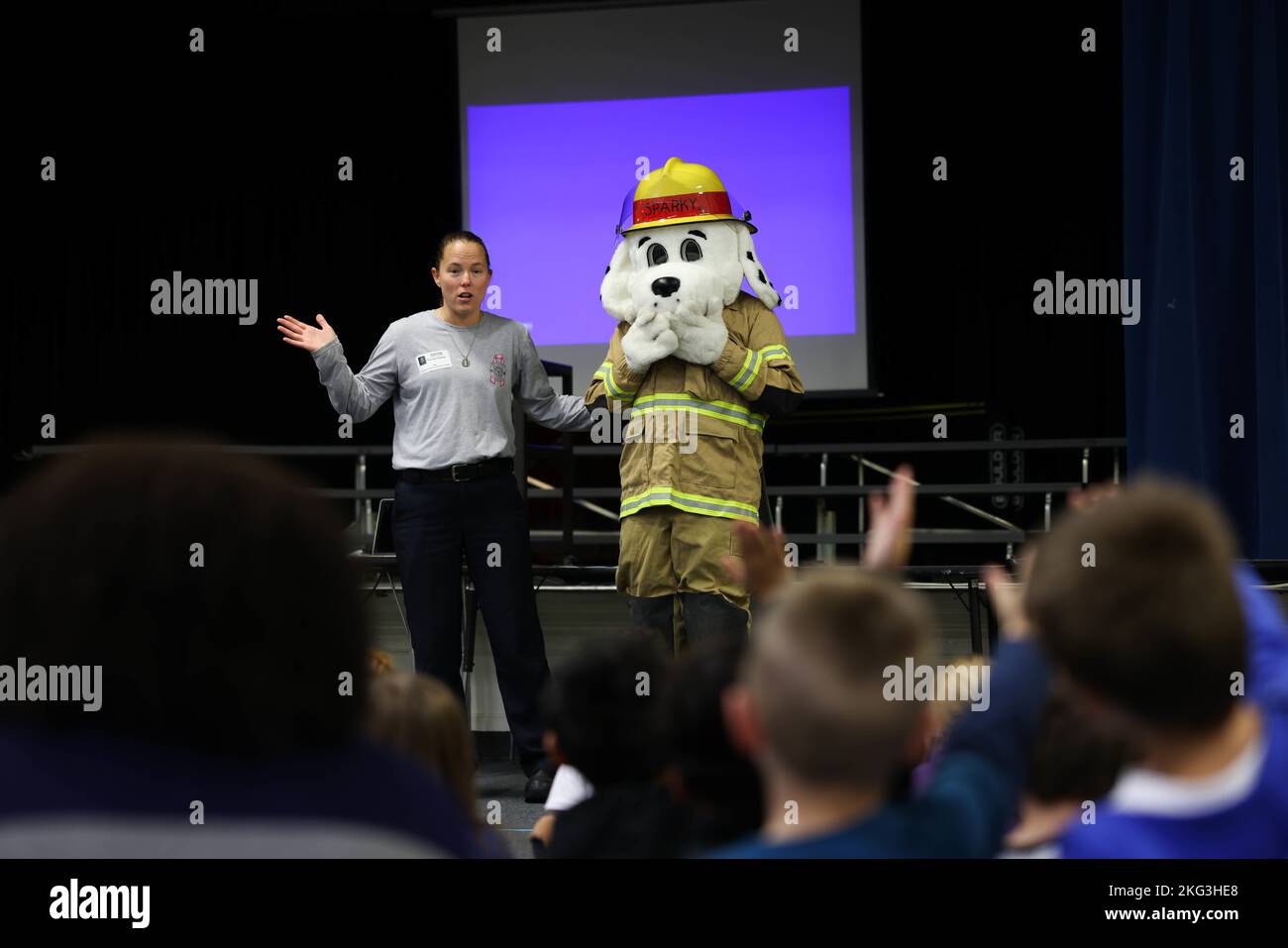 Brandee Ridgway (links), stellvertretender Leiter der Feuerwehr von Cherry Point, stellt den Schülern während eines Brandschutzklassenvortrags an der Graham A. Barden Elementary School, Havelock, North Carolina, am 28. Oktober 2022, den Feuerschutzhund Sparky vor. Sparky ist ein Maskottchen, das die Feuerwehr einsetzt, um den Schülern den Brandschutz zu erklären. Mitglieder der Cherry Point Fire Department unterrichteten die jungen Studenten im Oktober, dem Monat der Feuerprävention, über den Brandschutz. Stockfoto