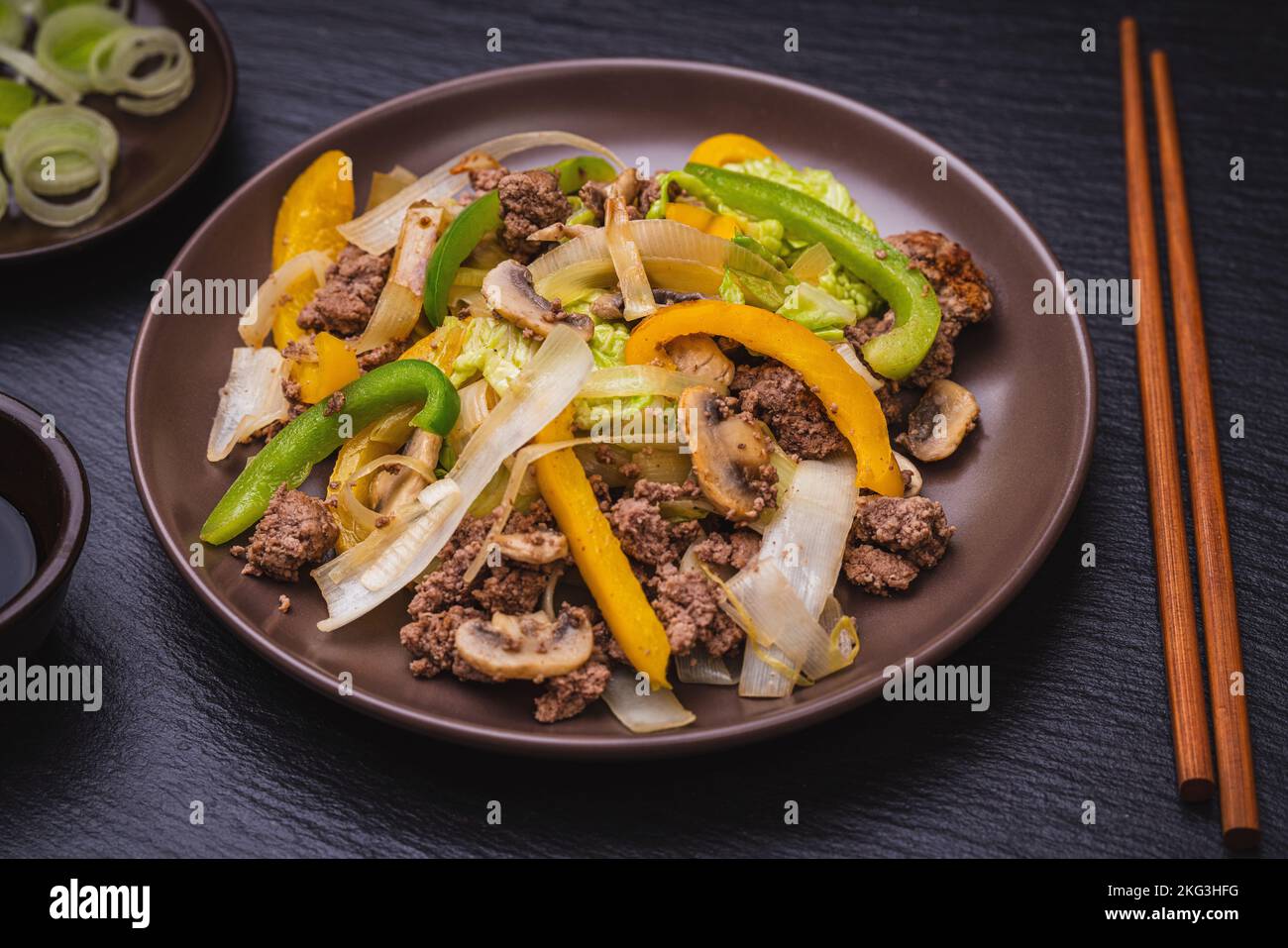 Keto Diät Gericht - Braten Sie unter Rühren mit Hackfleisch und grünem Gemüse. Kohlenhydratarme Lebensmittel. Stockfoto