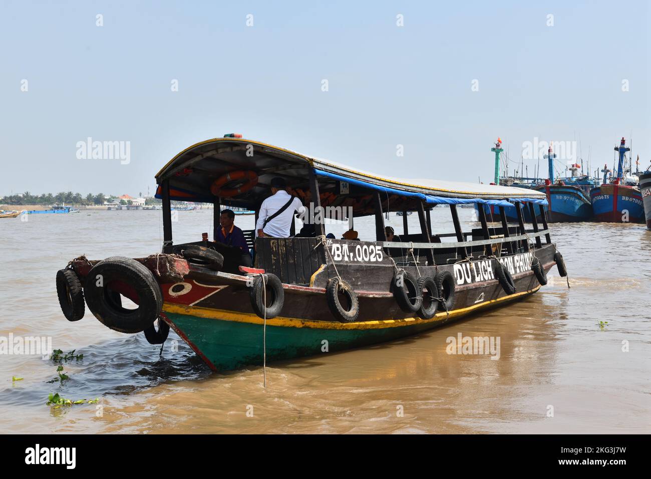 Ein Junk-Boot mit bemalten Augen, um böse Kreaturen im Wasser des Mekong-Flussdeltas in Vietnam, Südostasien, abzuwehren Stockfoto