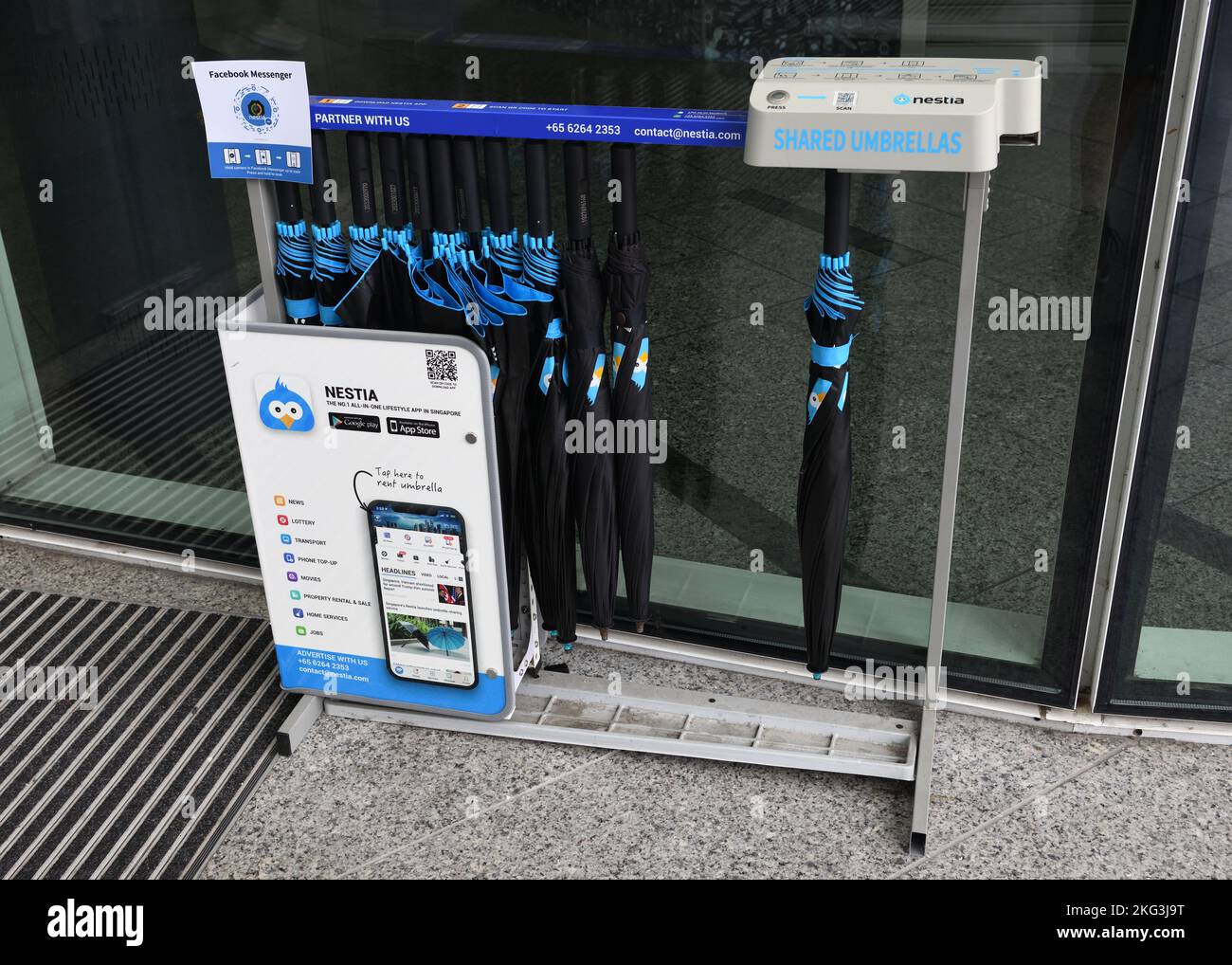 Schirmverleih vor einem Büro in Singapur, Asien Stockfoto