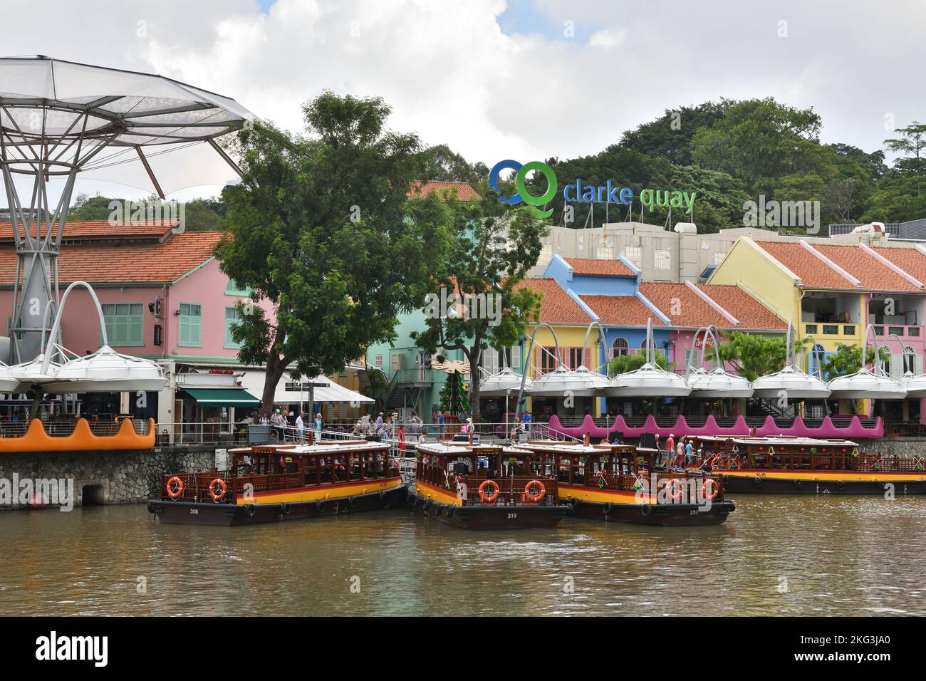 Der Singapur-Fluss, der durch Clarke Quay führt.mit einem Ausflugsboot, das an den North Boat Quay, Singapur, Asien gebunden ist Stockfoto