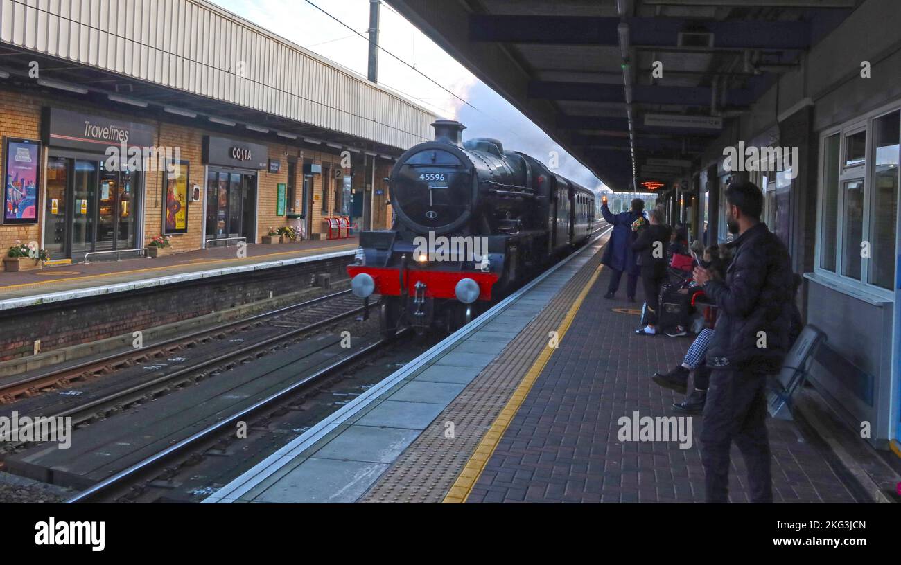 Konservierte britische LMS-Dampflokomotive 45596, die durch Bank Quay, Bahnhof, Warrington , Cheshire, England, führt. UK, WA1 1LW Stockfoto