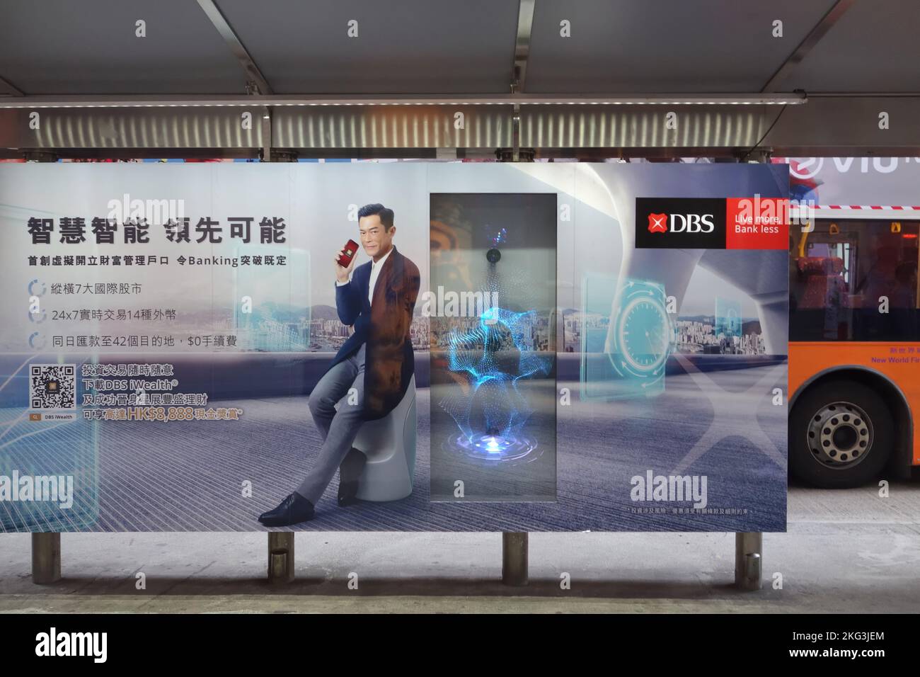 Technologie verwendet ein Hologramm, um an einer Bushaltestelle in Hongkong, China, zu werben. Stockfoto